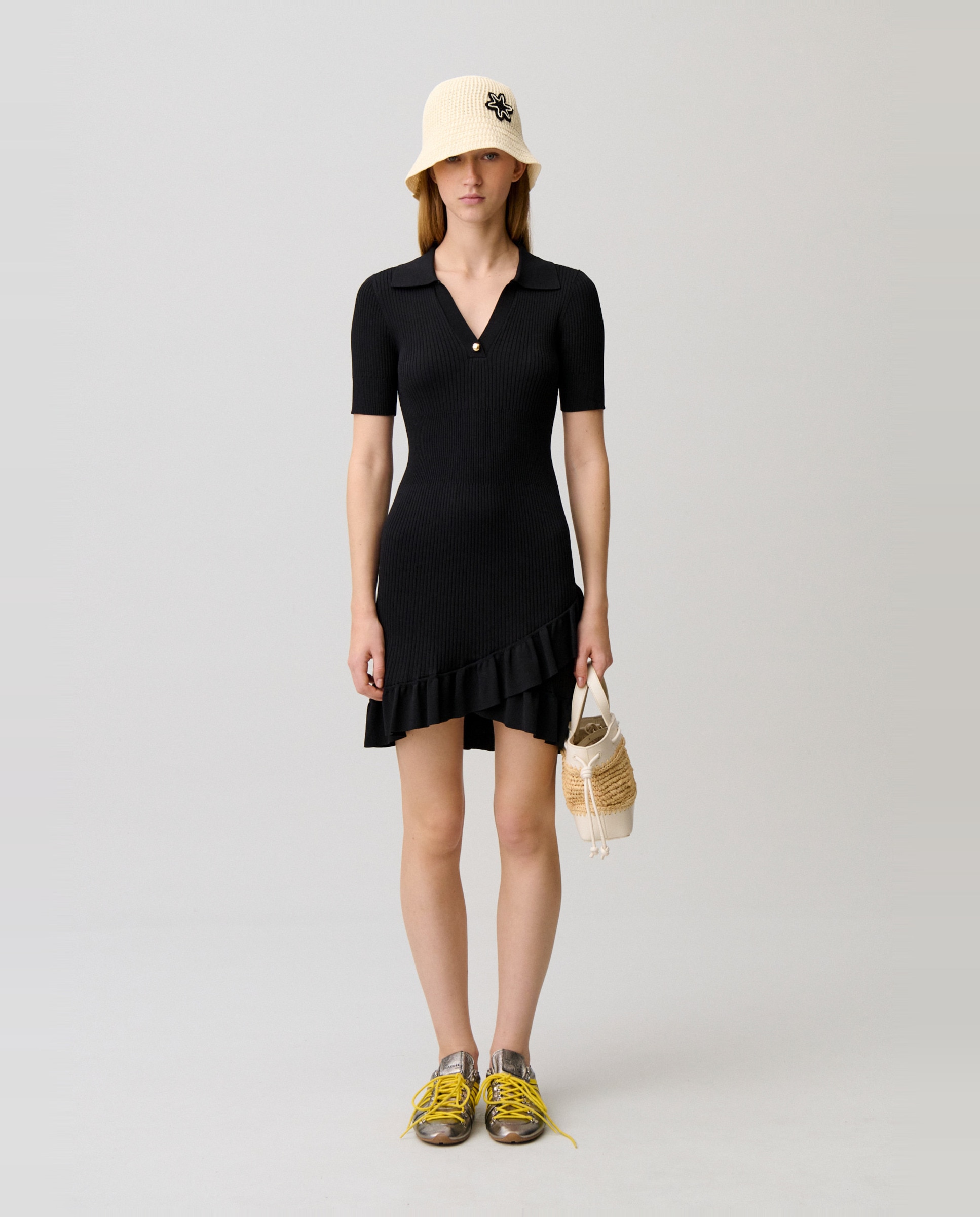 Vestido corto de canalé fino con cuello camisero