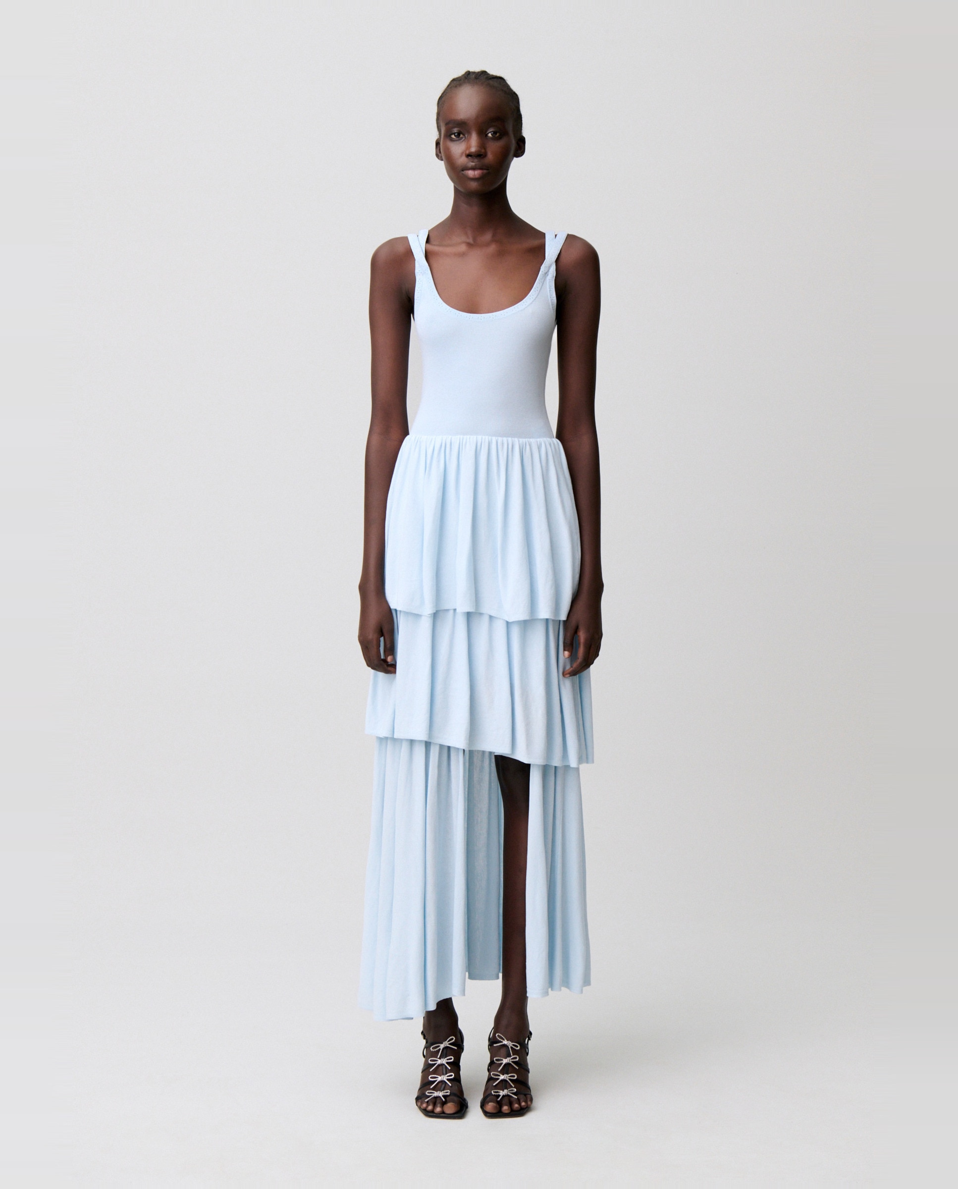 Claudie Pierlot - Vestido largo de punto, escote amplio, espalda descubierta y volantes asimétricos.