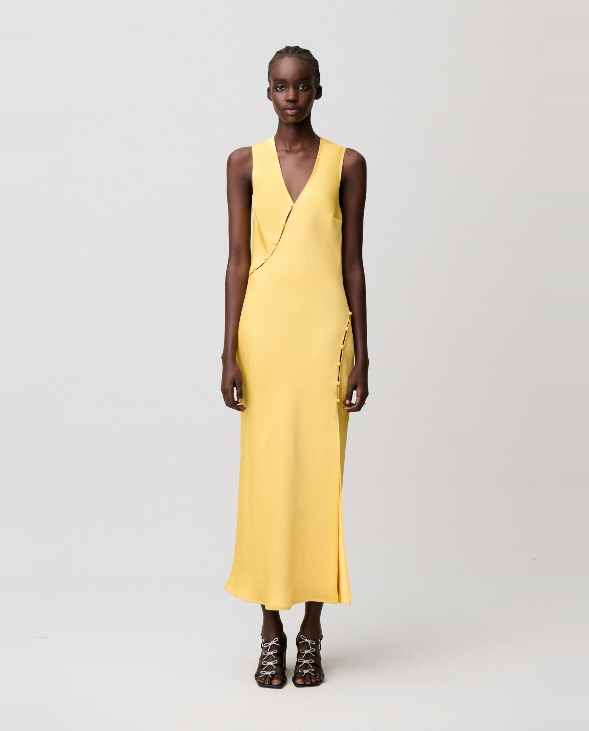 Claudie Pierlot - Vestido largo fluido de satén sin mangas con escote en v.