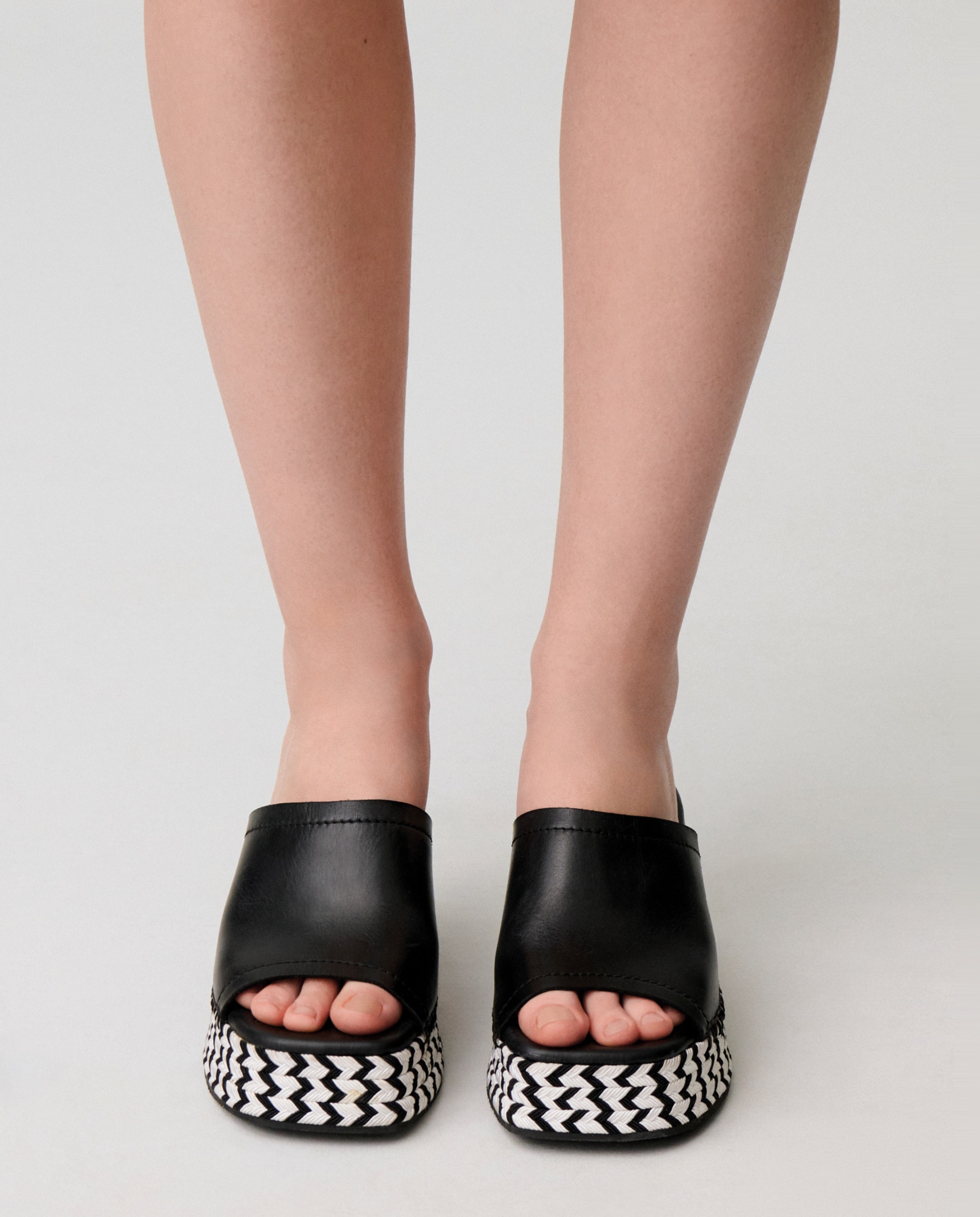 Mules con tacón de mujer de piel trenzado bicolor - Claudie Pierlot - Negro Negro-2