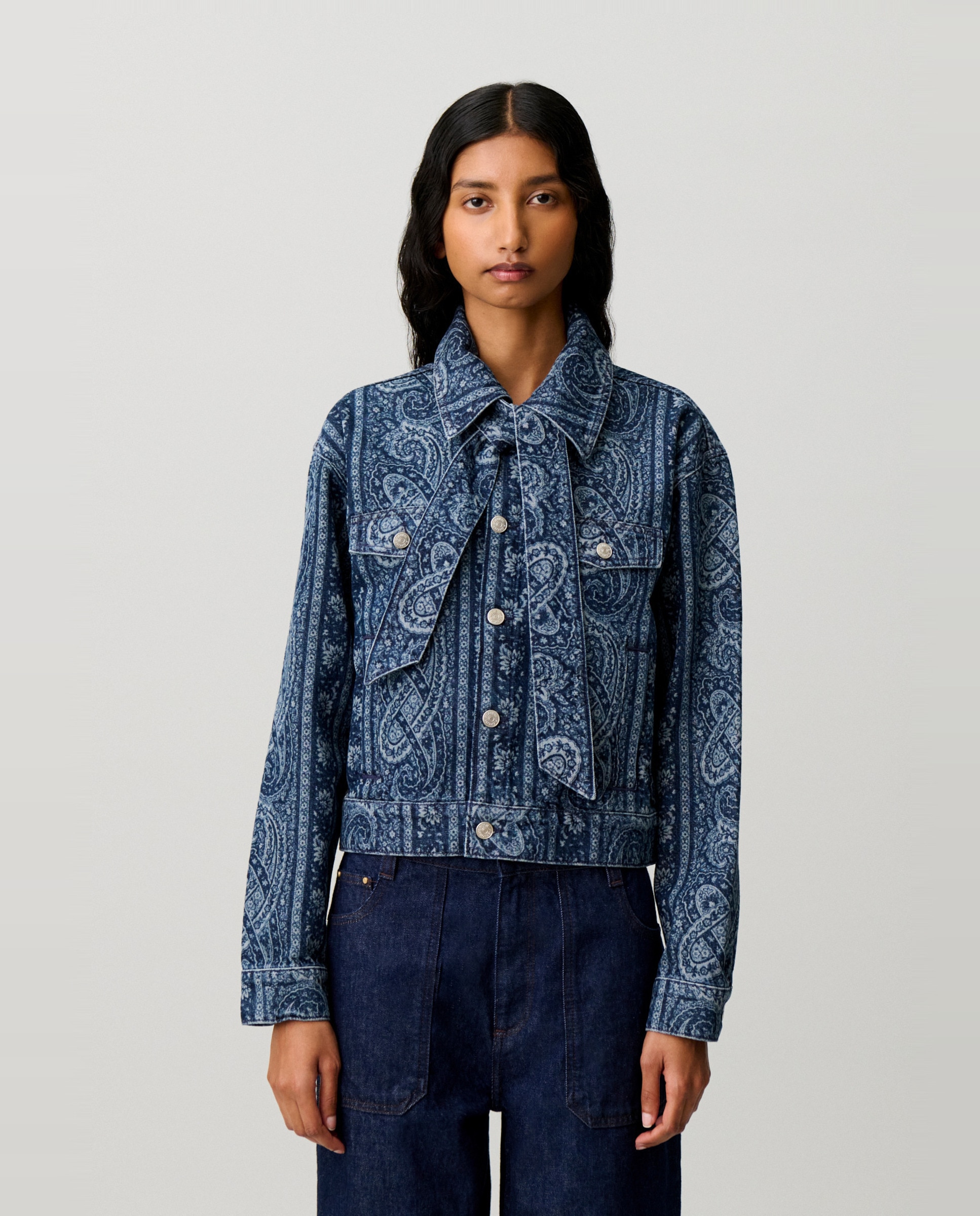 Cazadora de mujer denim estampada con cuello camisero y lazo - Claudie Pierlot - Marino Marino-1