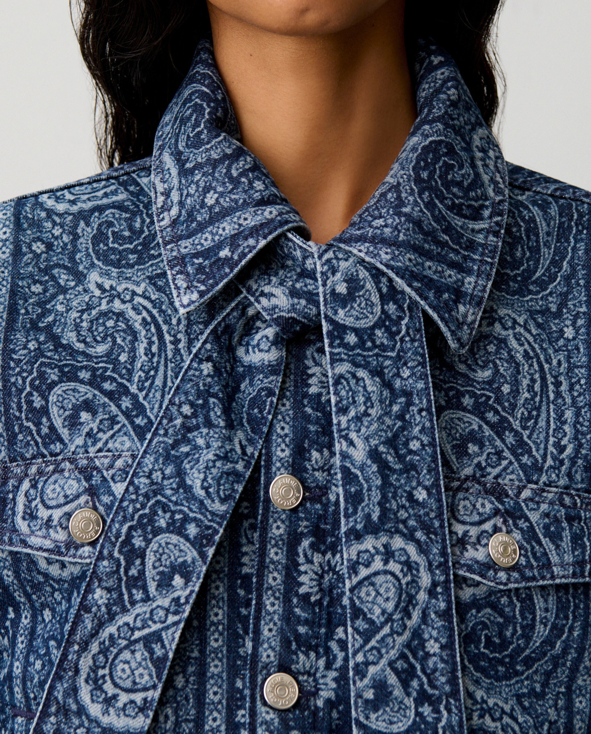 Cazadora de mujer denim estampada con cuello camisero y lazo - Claudie Pierlot - Marino Marino-5