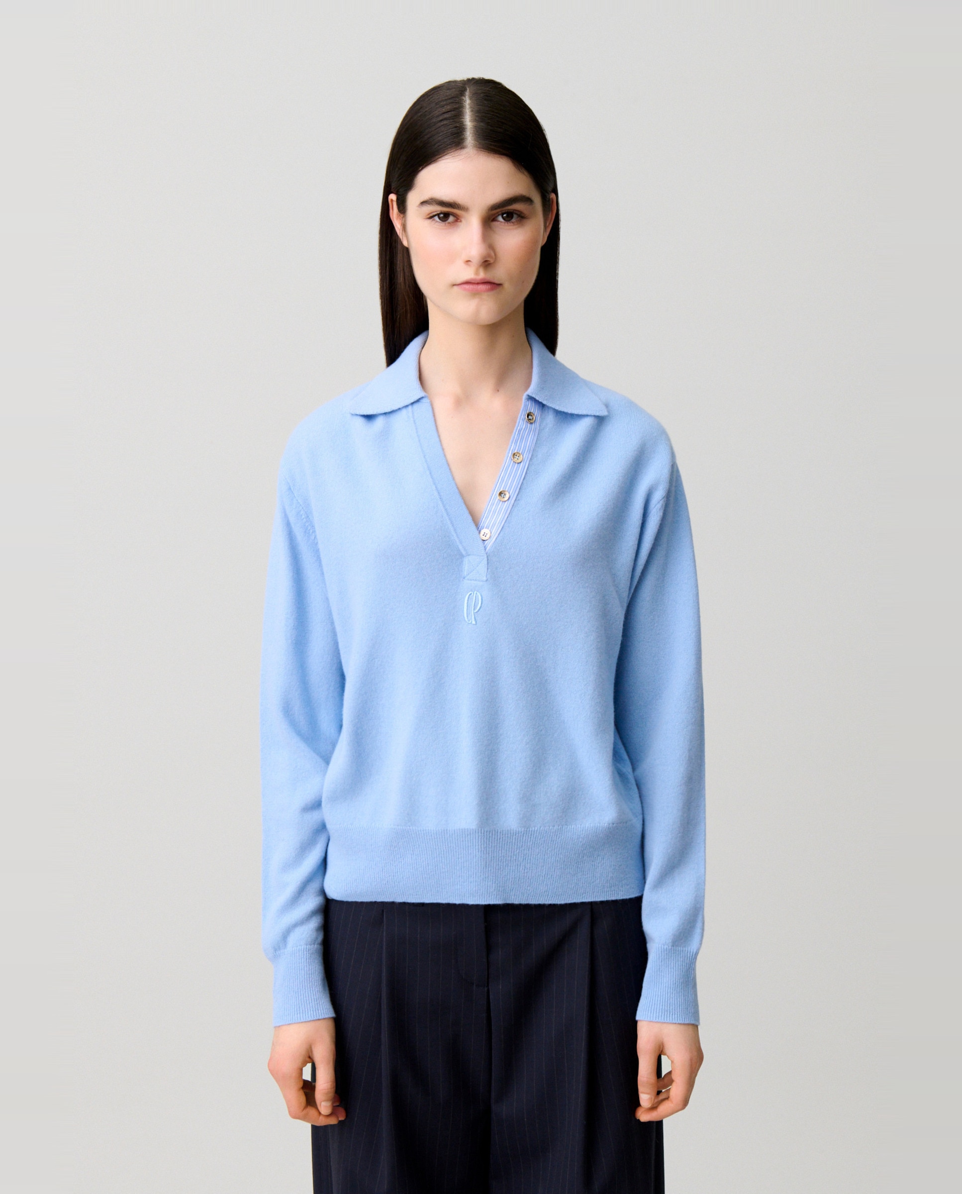 Jersey de mujer de lana y cachemira, manga larga, cuello camisero, tapeta polo a rayas y logo bordado - Claudie Pierlot - Azul claro Azul claro-1