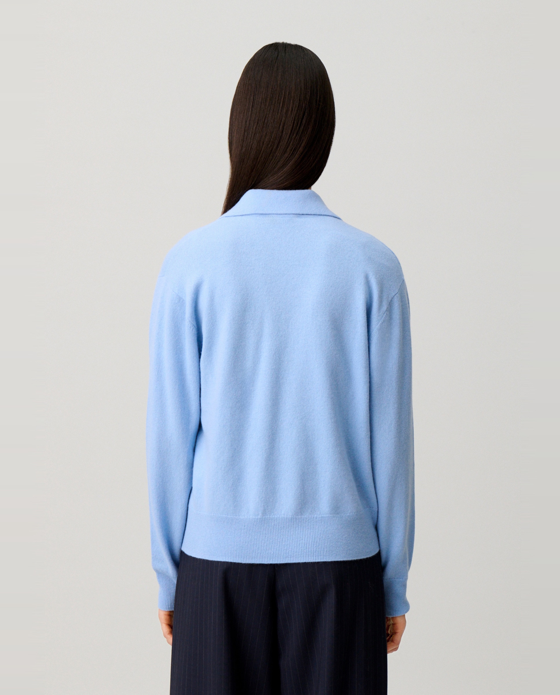 Jersey de mujer de lana y cachemira, manga larga, cuello camisero, tapeta polo a rayas y logo bordado - Claudie Pierlot - Azul claro Azul claro-2