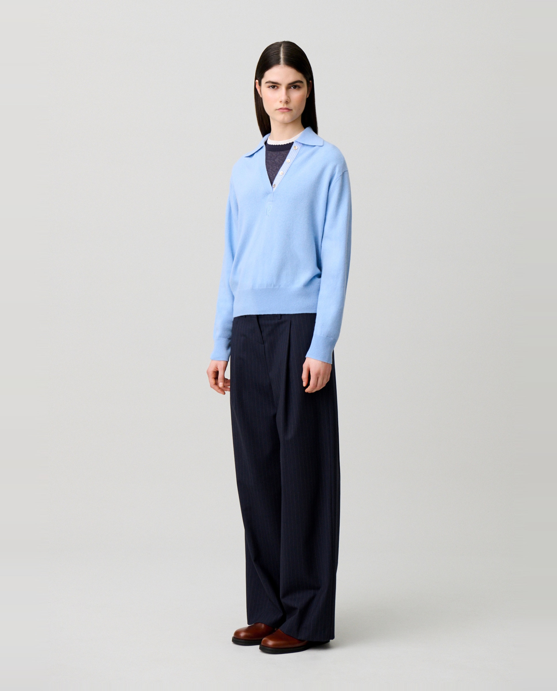 Jersey de mujer de lana y cachemira, manga larga, cuello camisero, tapeta polo a rayas y logo bordado - Claudie Pierlot - Azul claro Azul claro-3
