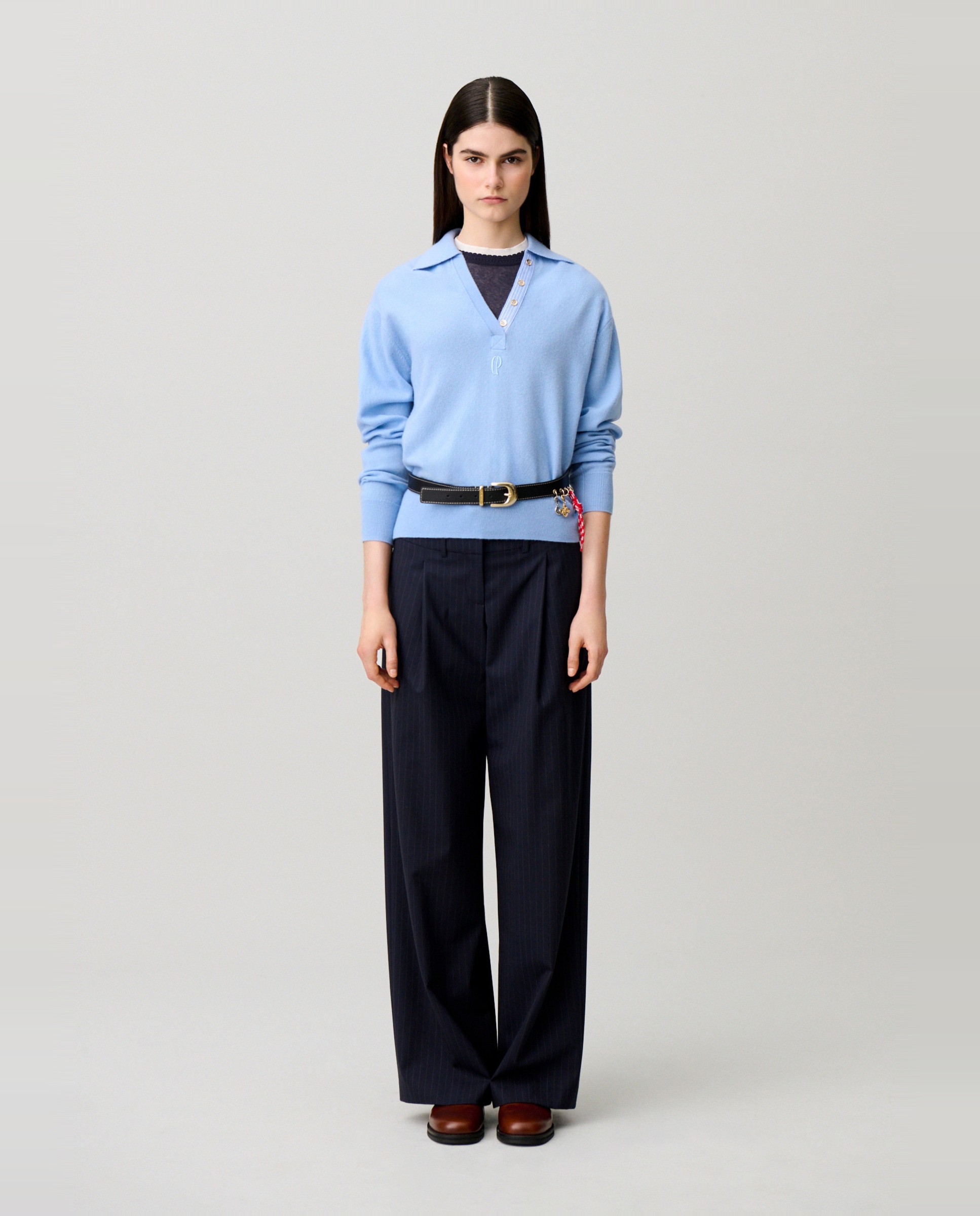 Jersey de mujer de lana y cachemira, manga larga, cuello camisero, tapeta polo a rayas y logo bordado - Claudie Pierlot - Azul claro Azul claro-4