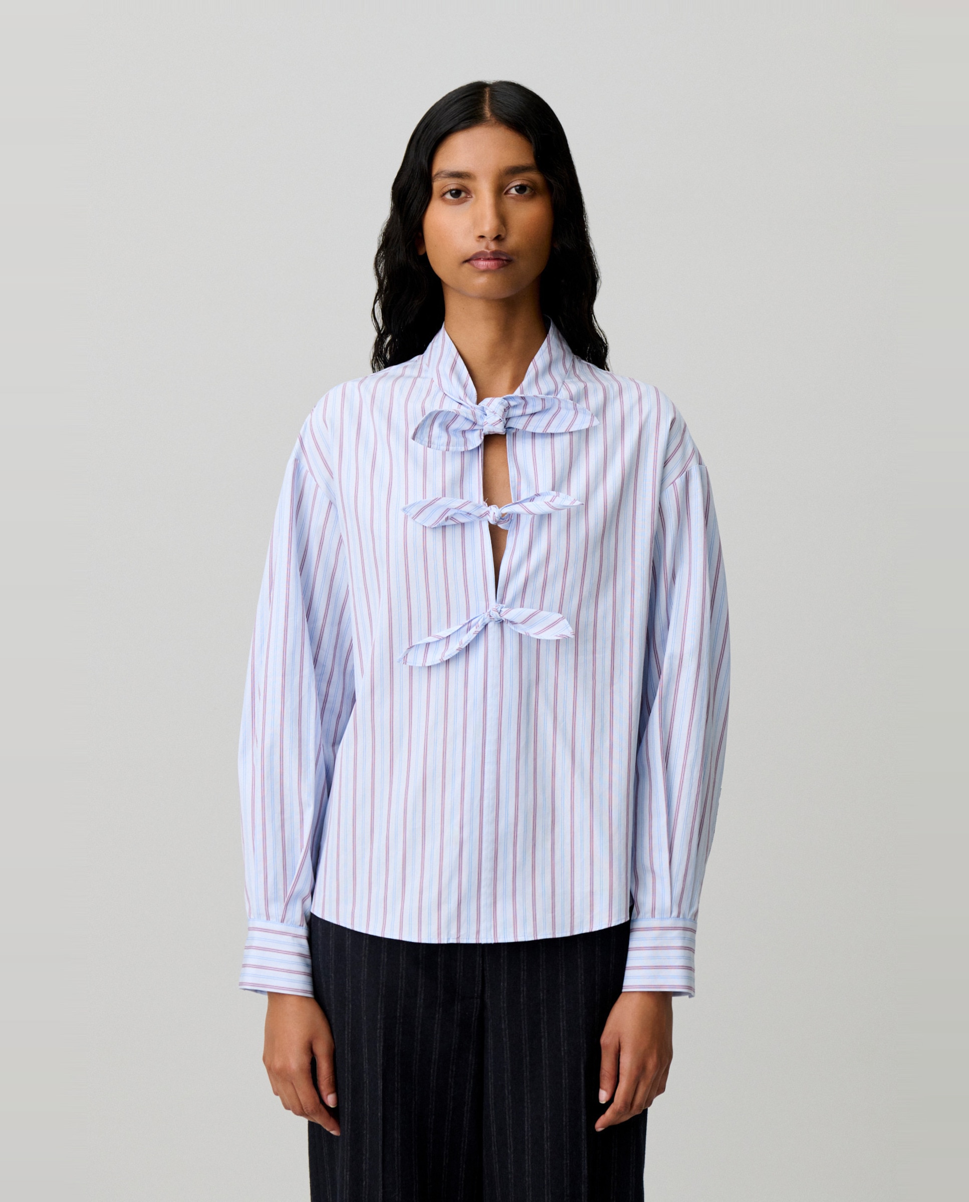 Blusa de mujer con lazada al cuello de popelín a rayas