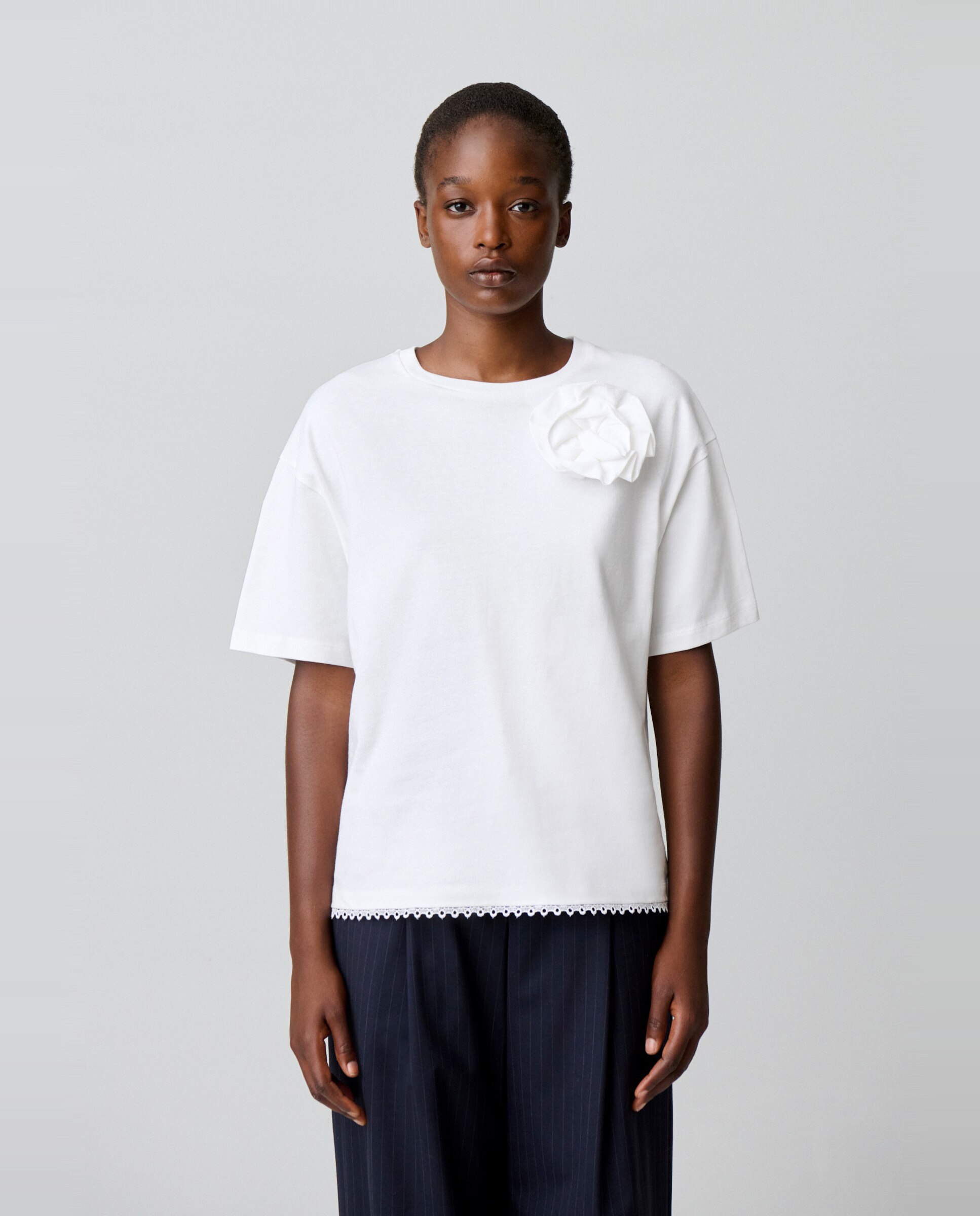 Camiseta de punto fino de mujer con flor en el hombro - Claudie Pierlot - Blanco Blanco-1