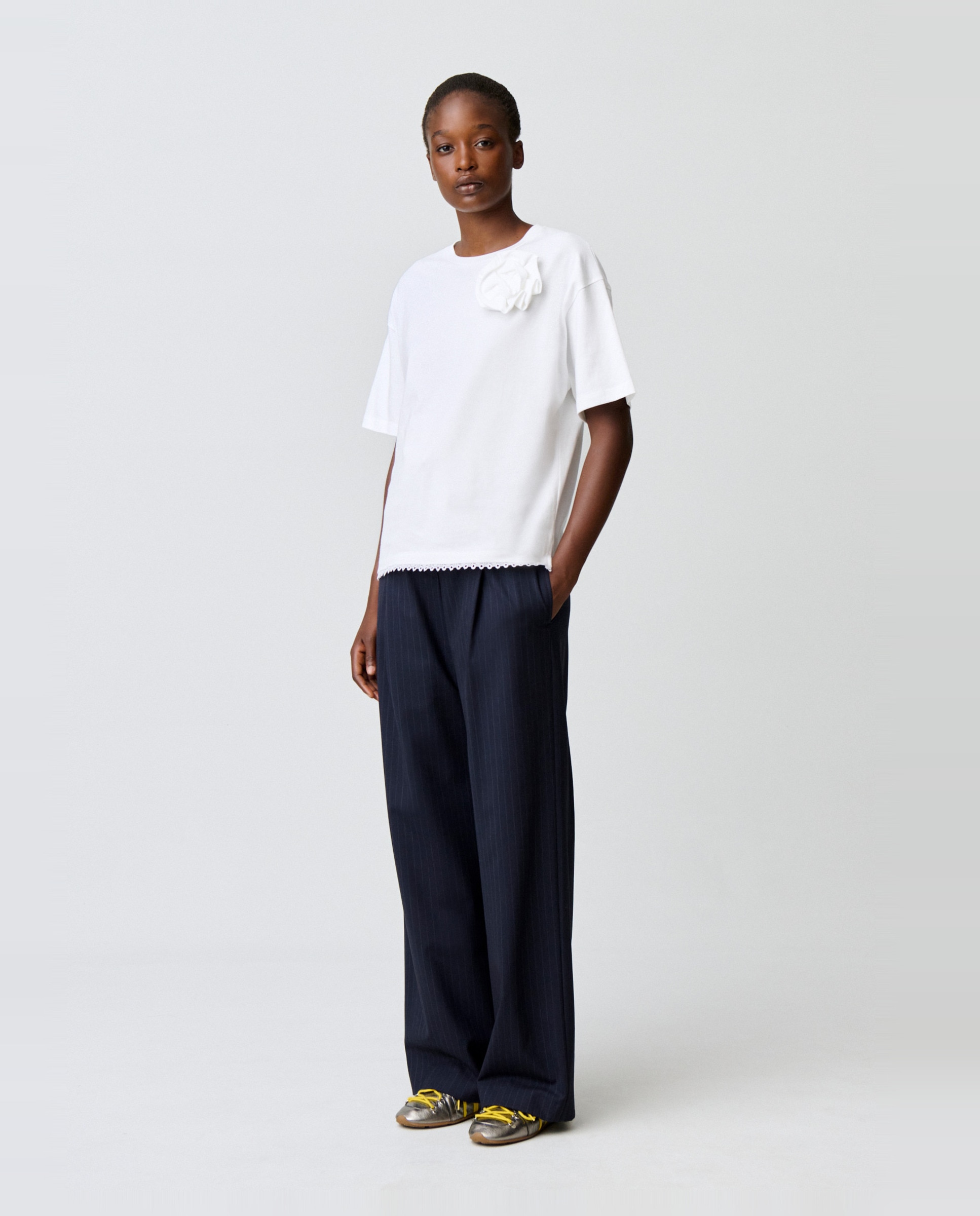 Camiseta de punto fino de mujer con flor en el hombro - Claudie Pierlot - Blanco Blanco-3