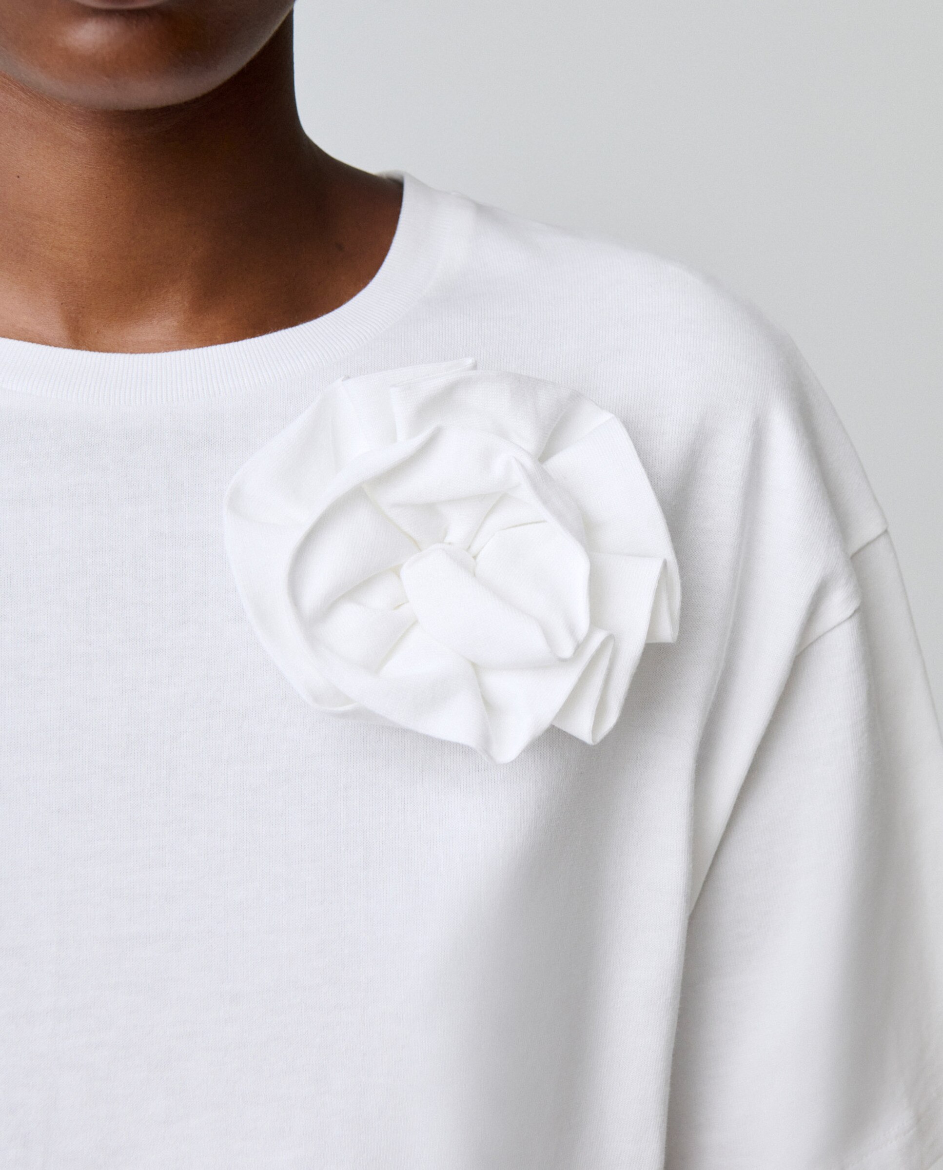 Camiseta de punto fino de mujer con flor en el hombro - Claudie Pierlot - Blanco Blanco-5