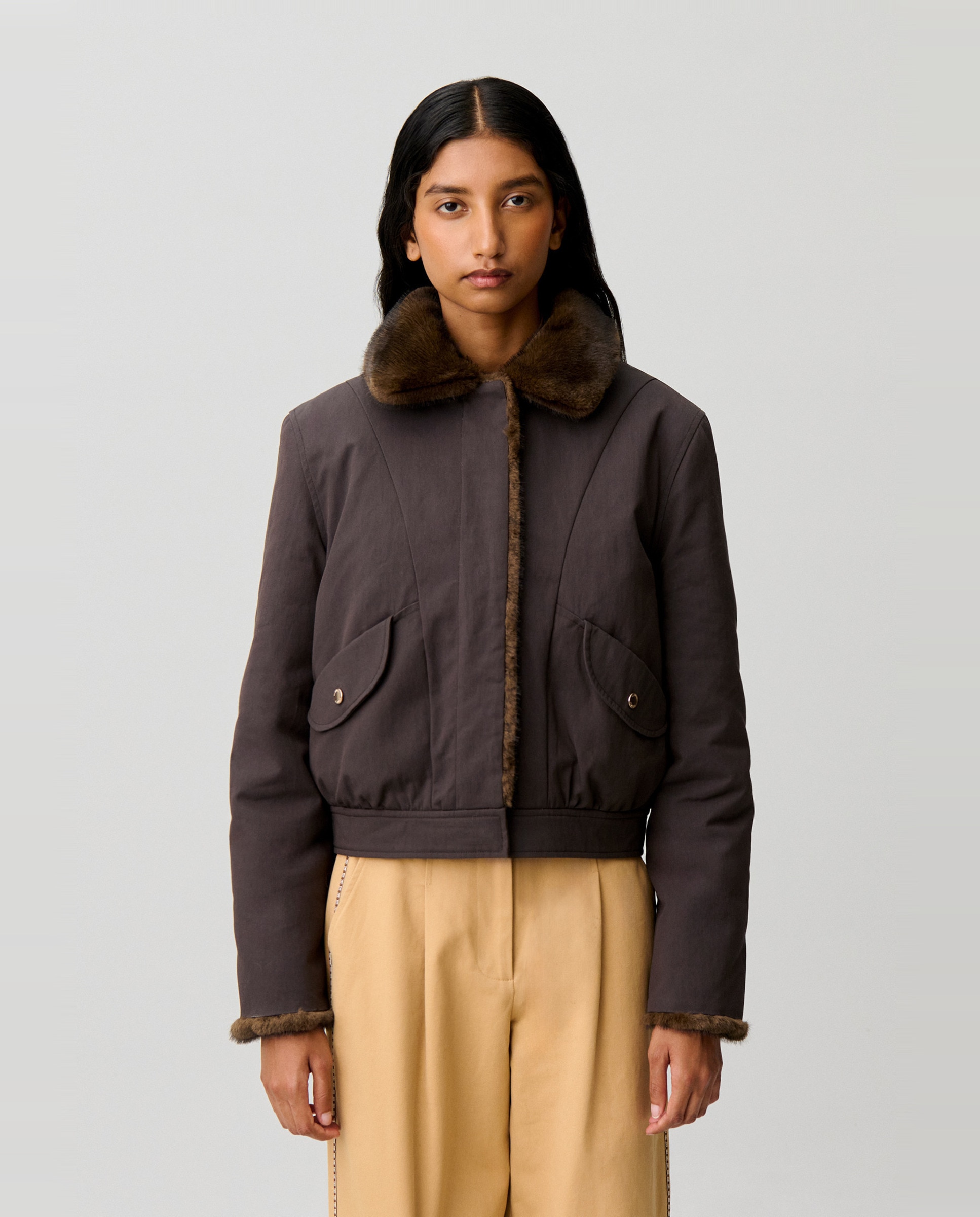 Imagen 0 de Parka de mujer corta reversible de nailon repelente al agua y pelo sintético Marrón
