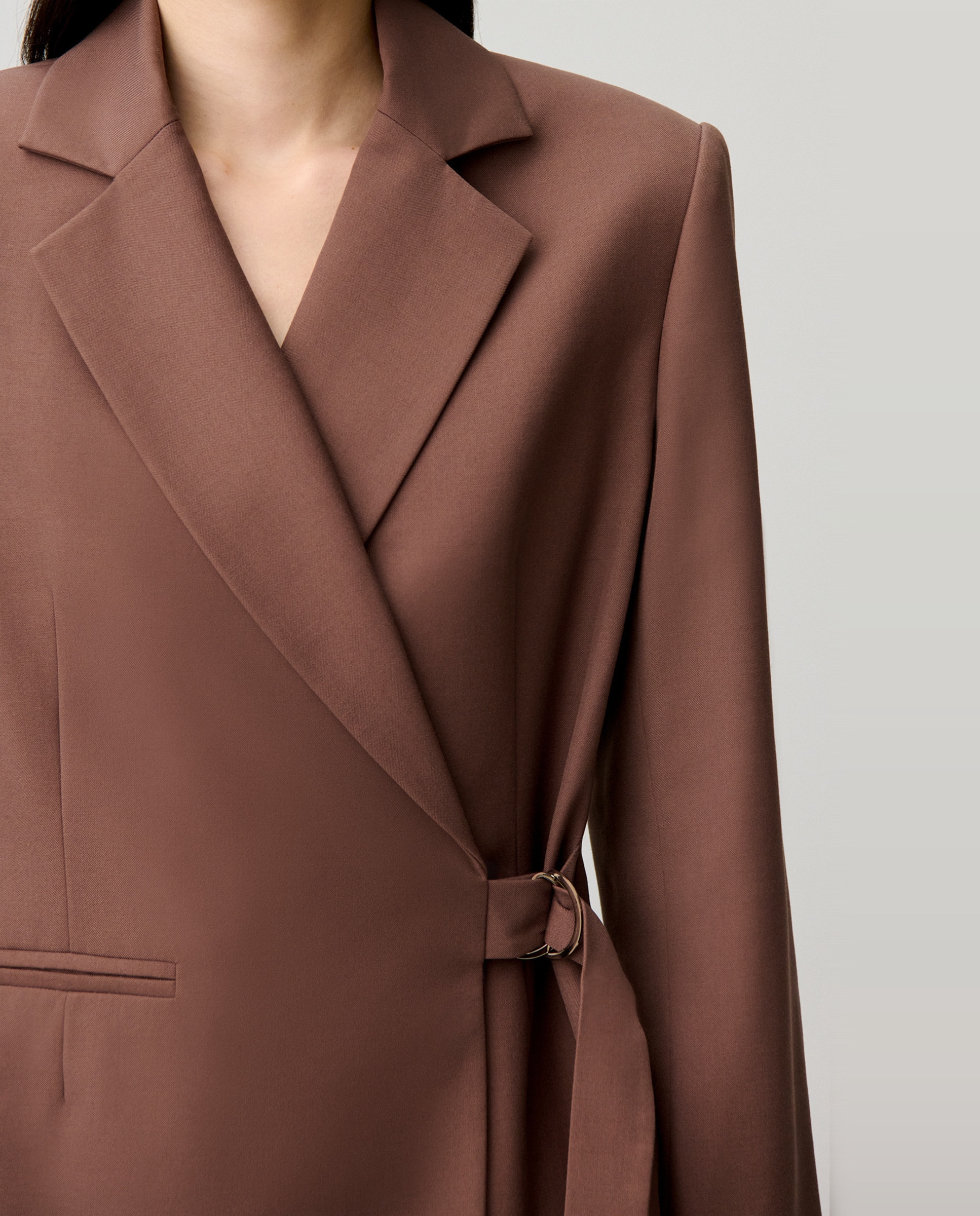 Blazer de mujer recto con cuello sastre y cierre cruzado de doble hebilla plateada - Claudie Pierlot - Marrón Marrón-5