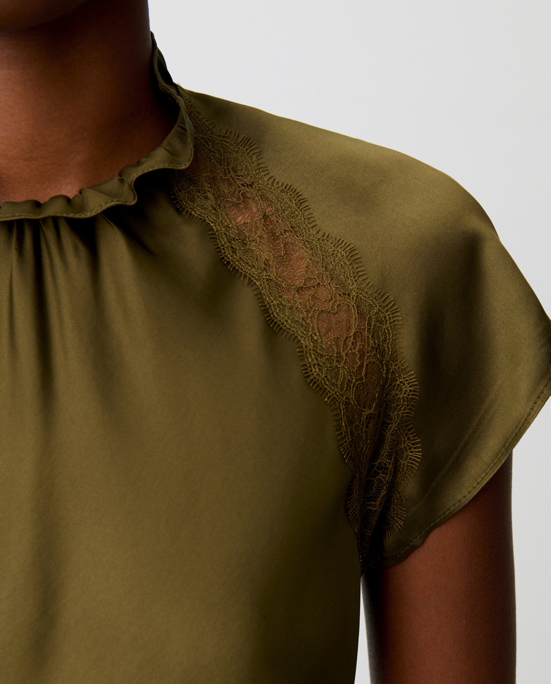 Top de mujer satinado con encaje y cuello victoriano - Claudie Pierlot - Camel Camel-5
