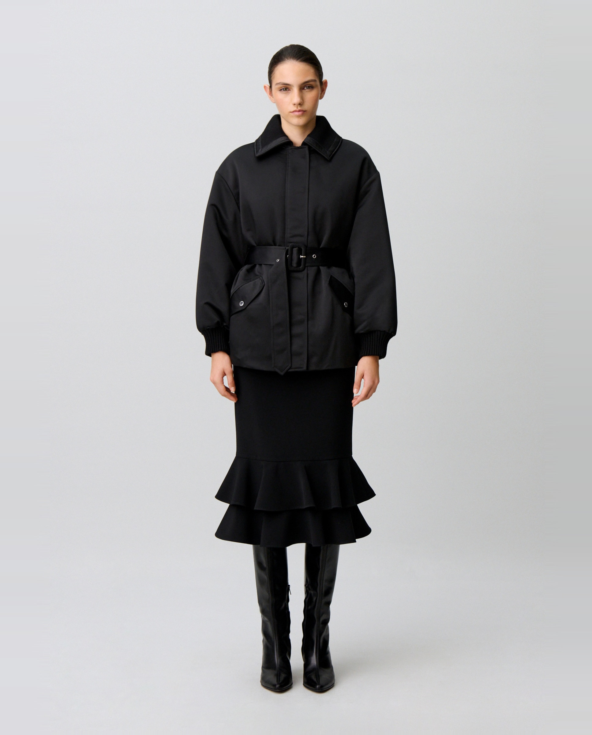 Plumífero de mujer satinado con cuello camisero y cinturón - Claudie Pierlot - Negro Negro-1