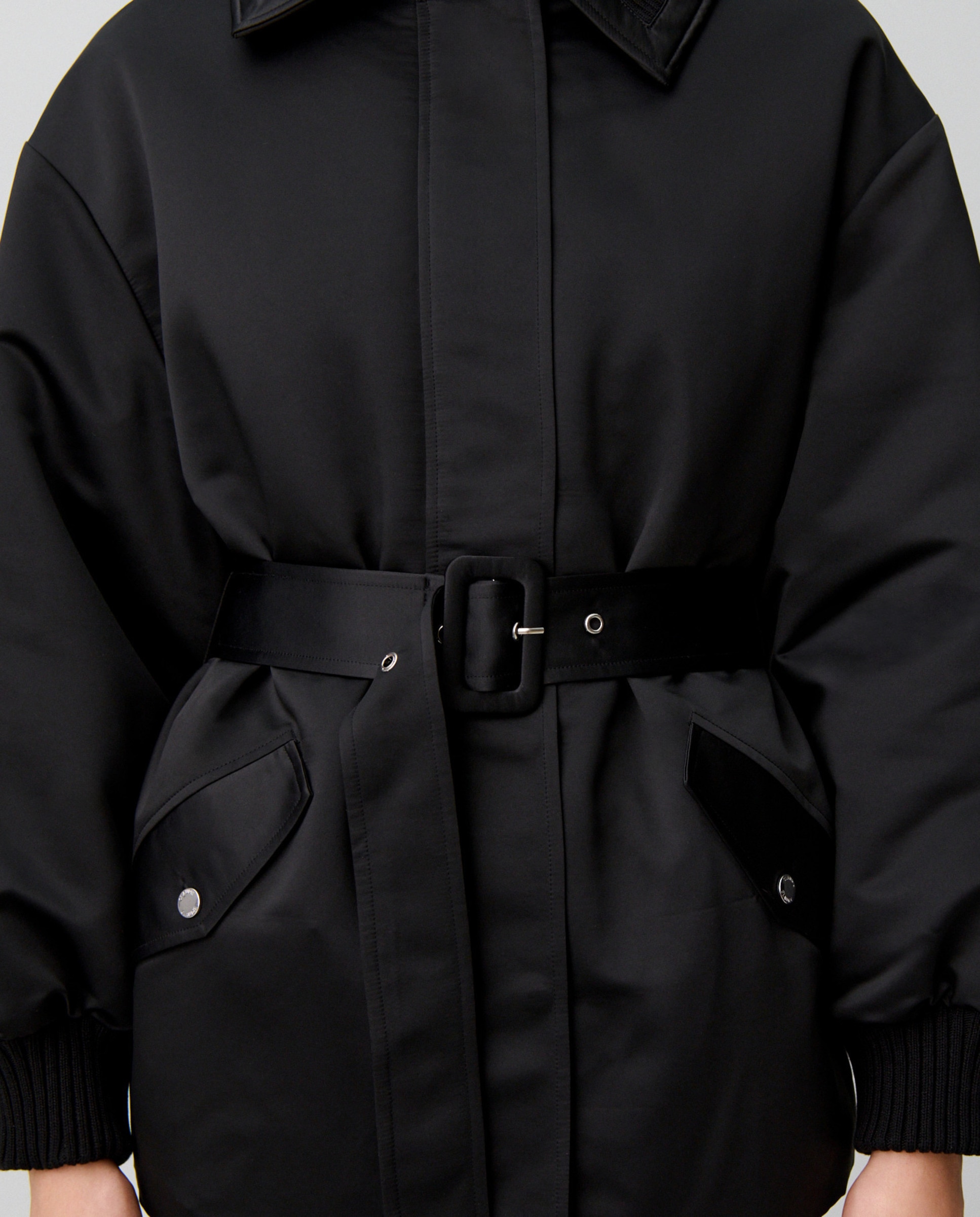Plumífero de mujer satinado con cuello camisero y cinturón - Claudie Pierlot - Negro Negro-4