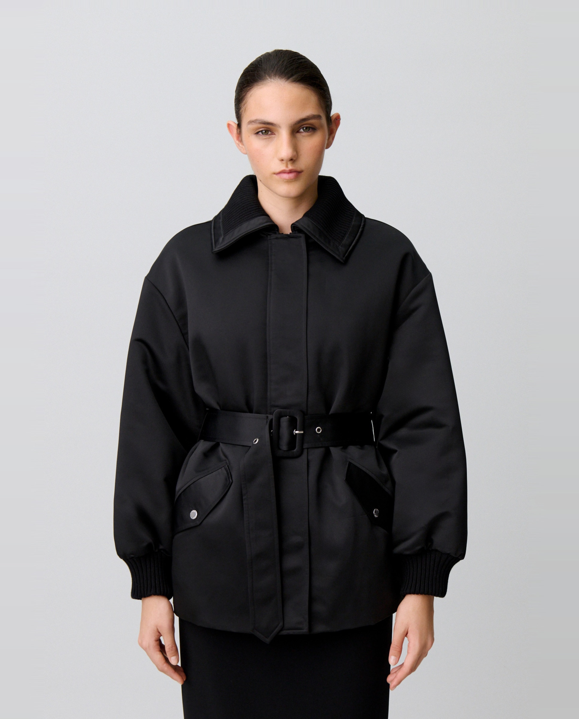 Plumífero de mujer satinado con cuello camisero y cinturón - Claudie Pierlot - Negro Negro-5