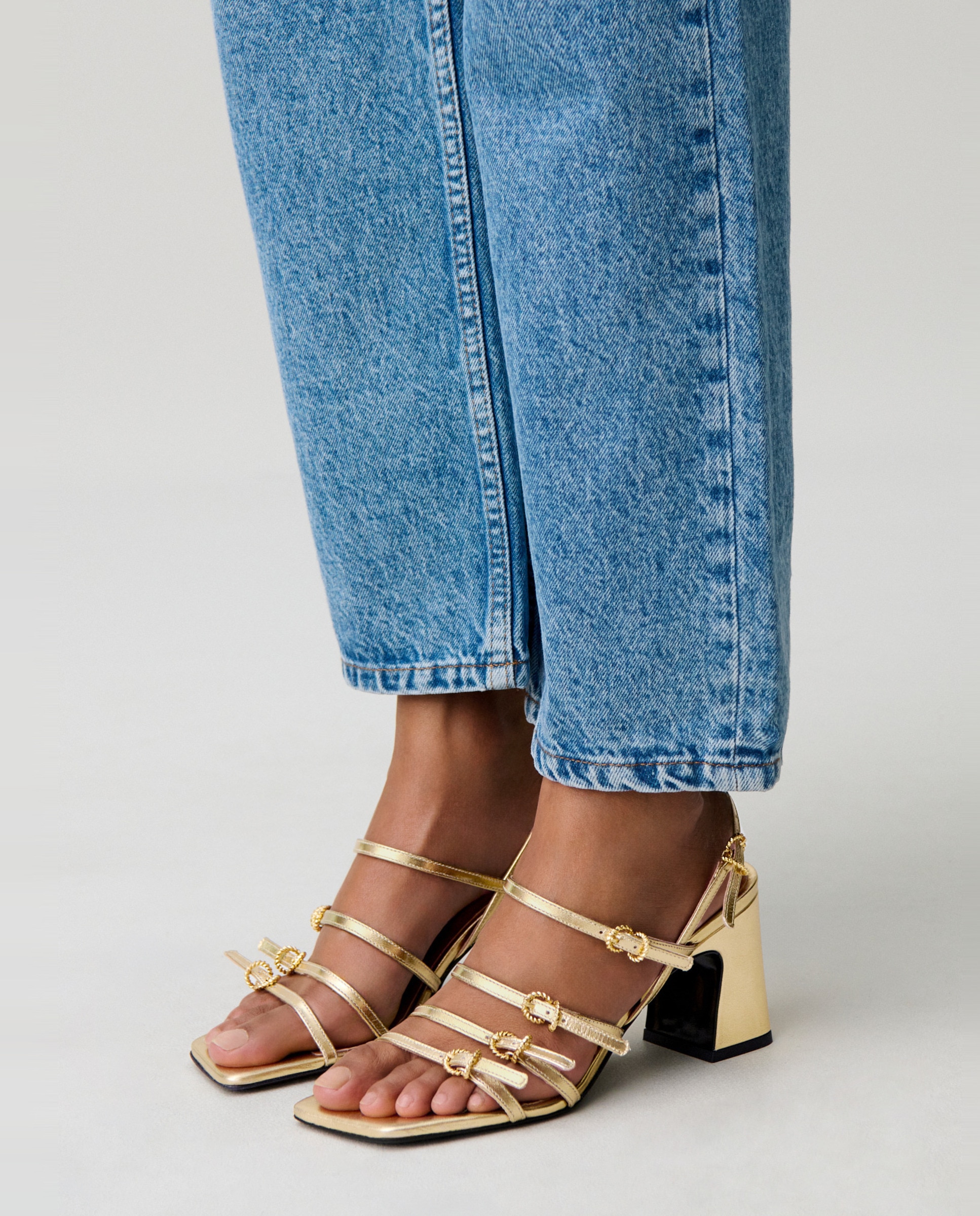 Sandalias de tacón de mujer de piel metalizada con joyas - Claudie Pierlot - Oro Oro-2