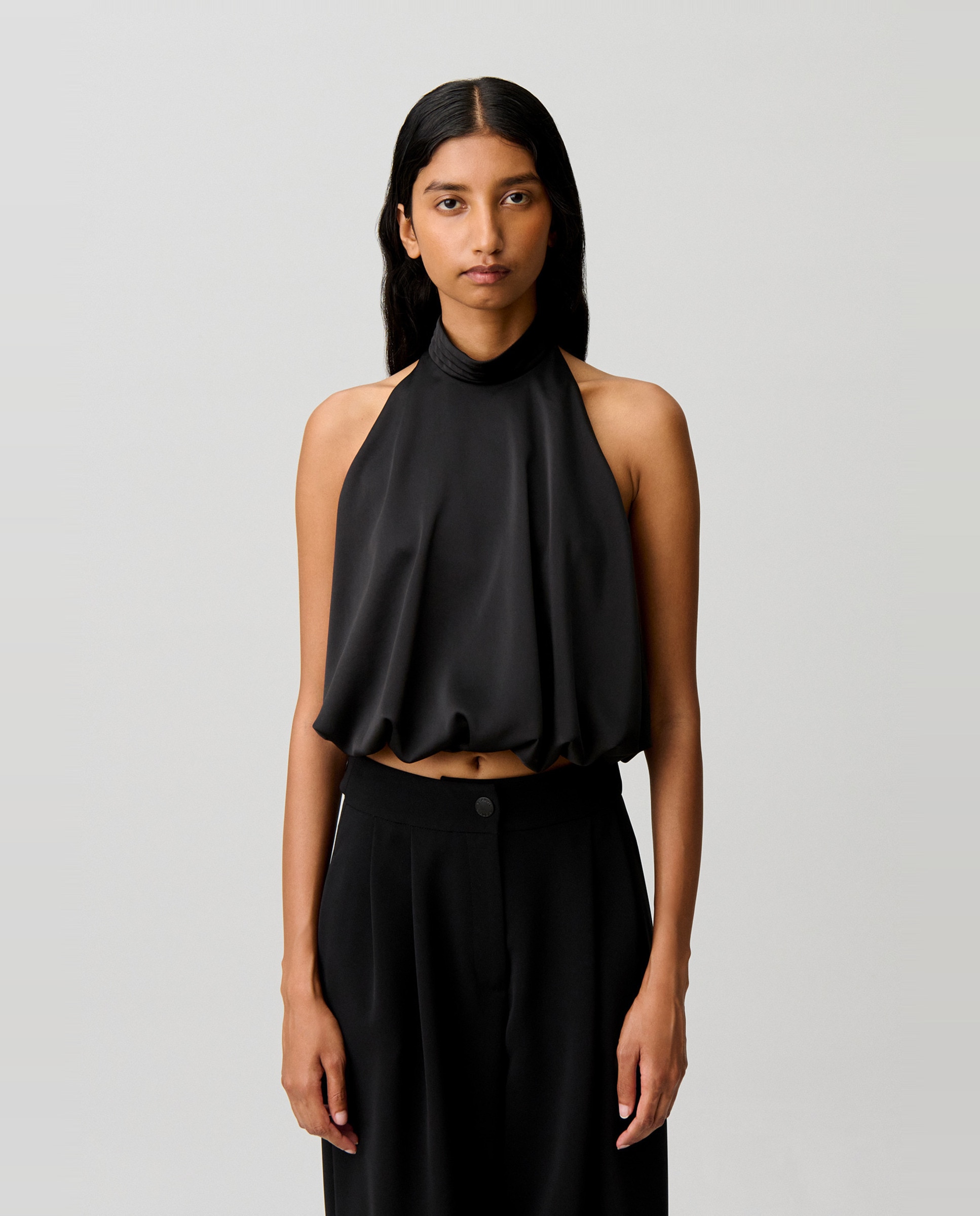 Imagen 0 de Top de mujer satinado espalda descubierta cuello alto Negro