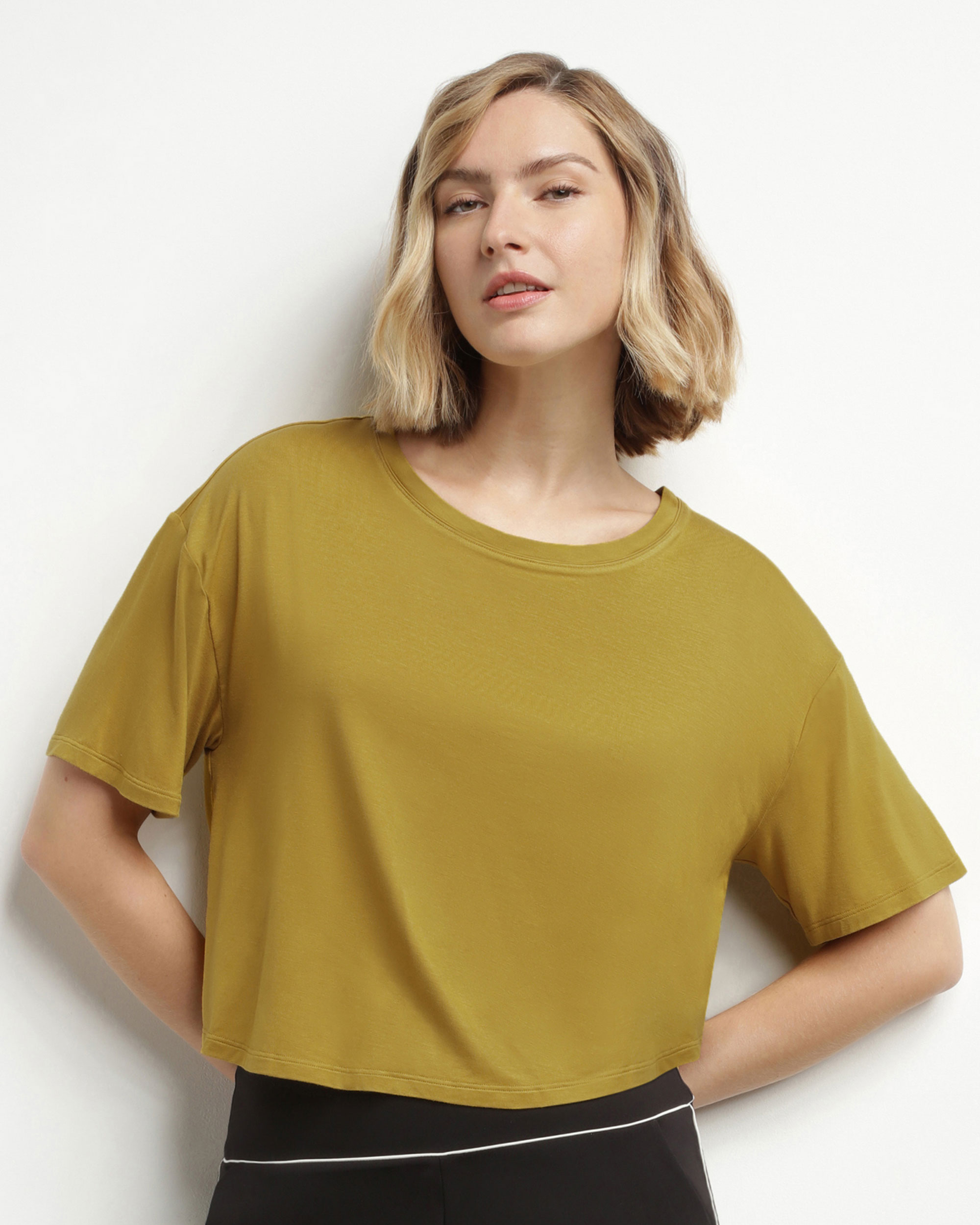 Imagen 0 de Camiseta deportiva de mujer corta suave con abertura trasera Kaki