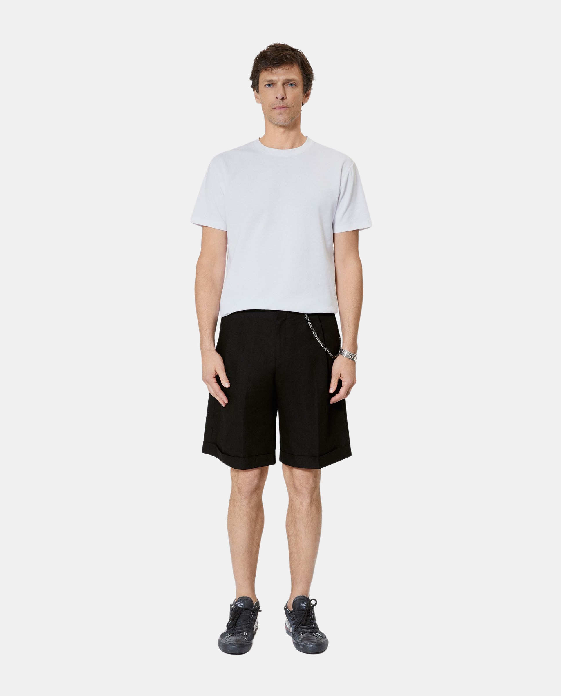 Pantalones cortos de hombre con pinzas y cadena