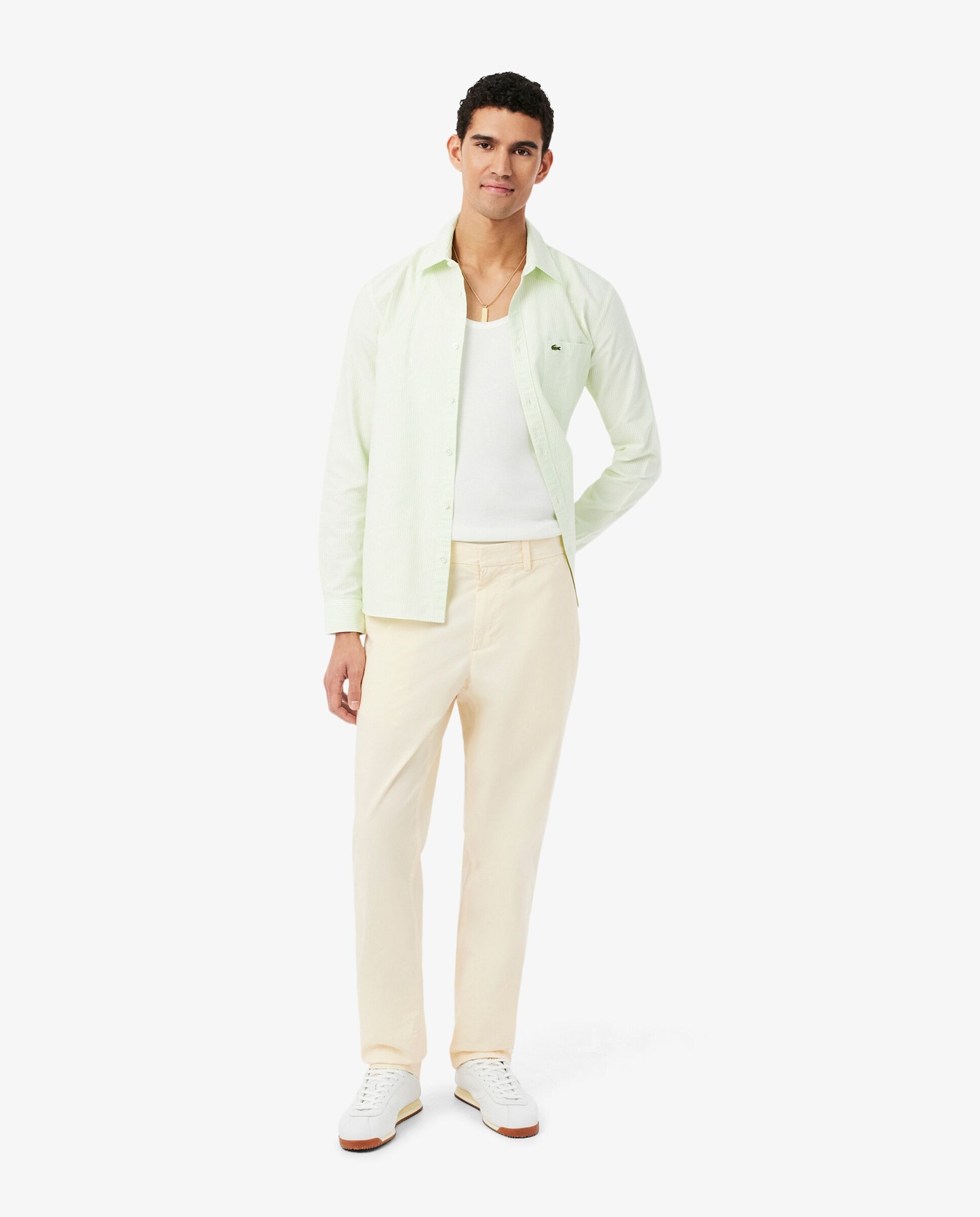 Lacoste - Pantalón jogger de hombre chino de corte regular de sarga de algodón en marrón.