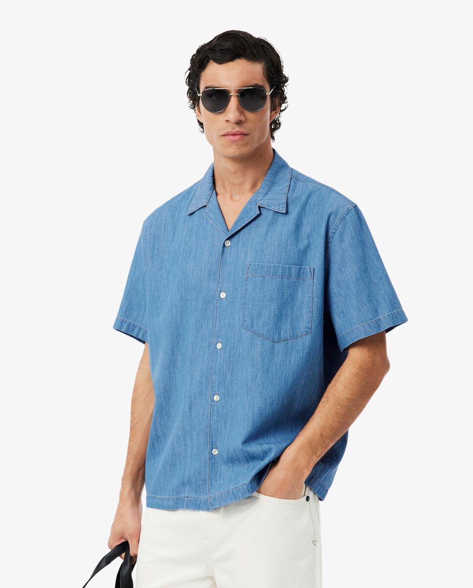 Camisa de hombre vaquera de cuello abierto y corte holgado