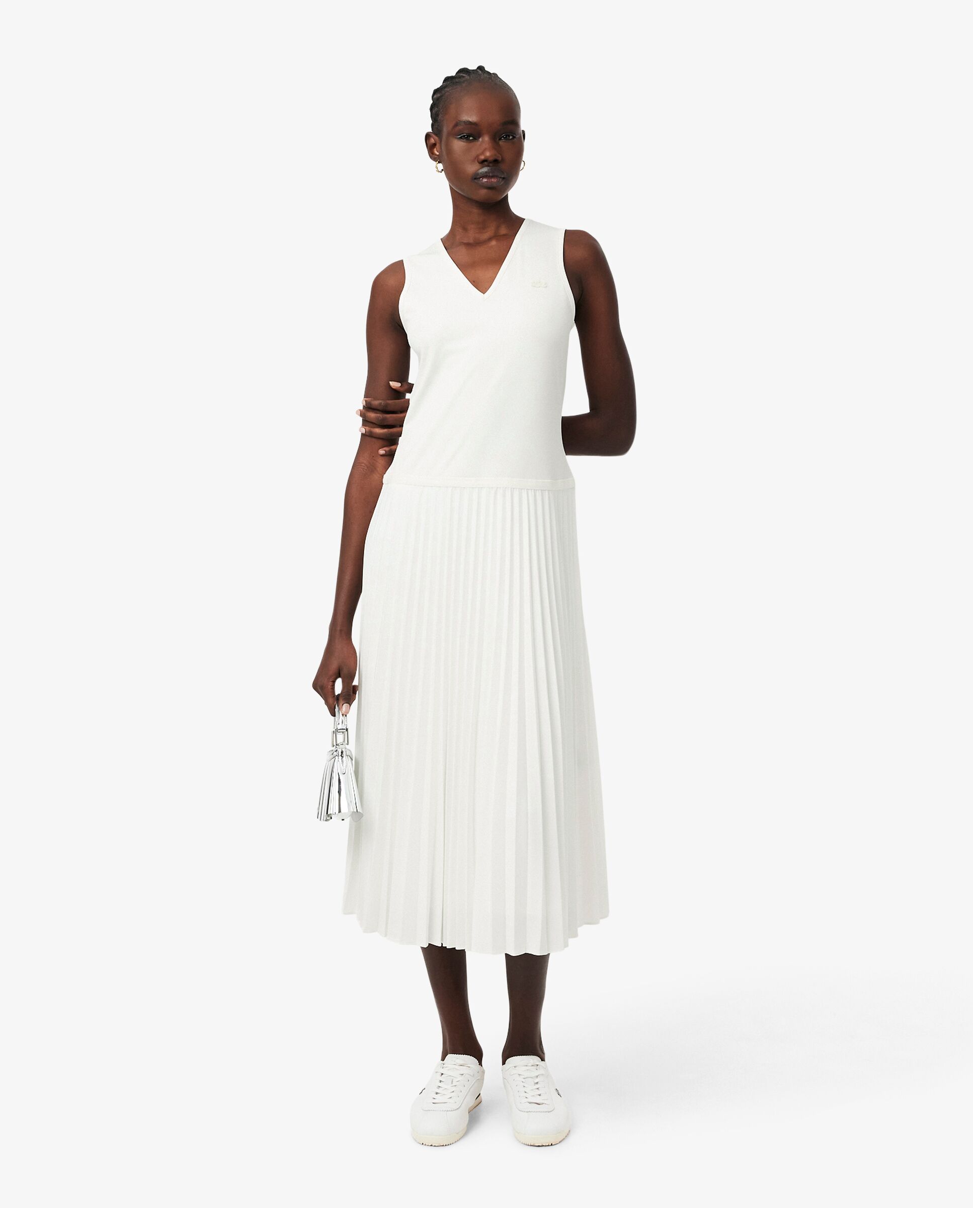 Lacoste - Vestido plisado largo sin mangas en blanco.