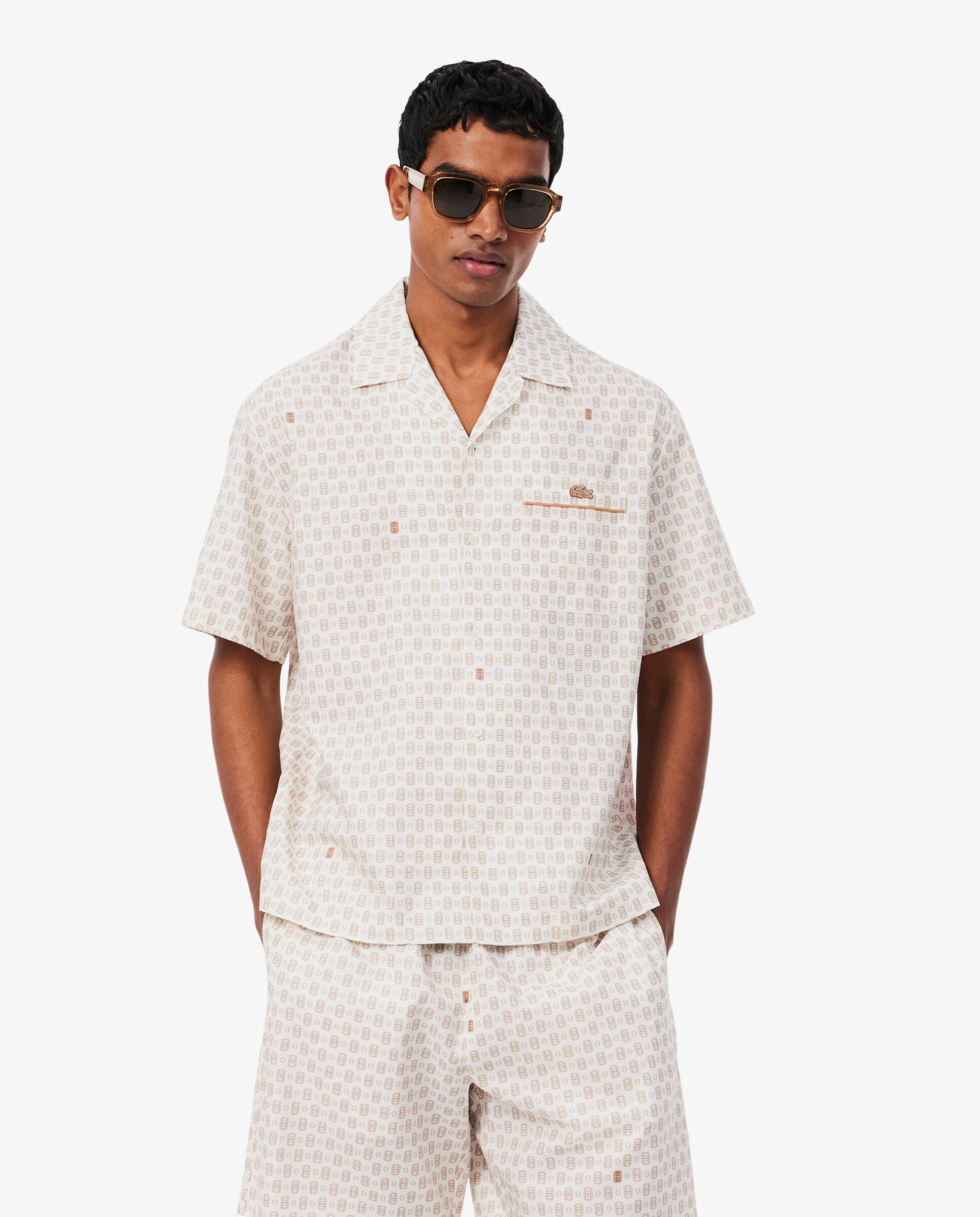 Lacoste - Camisa de hombre estampada de corte holgado en blanco de manga corta.