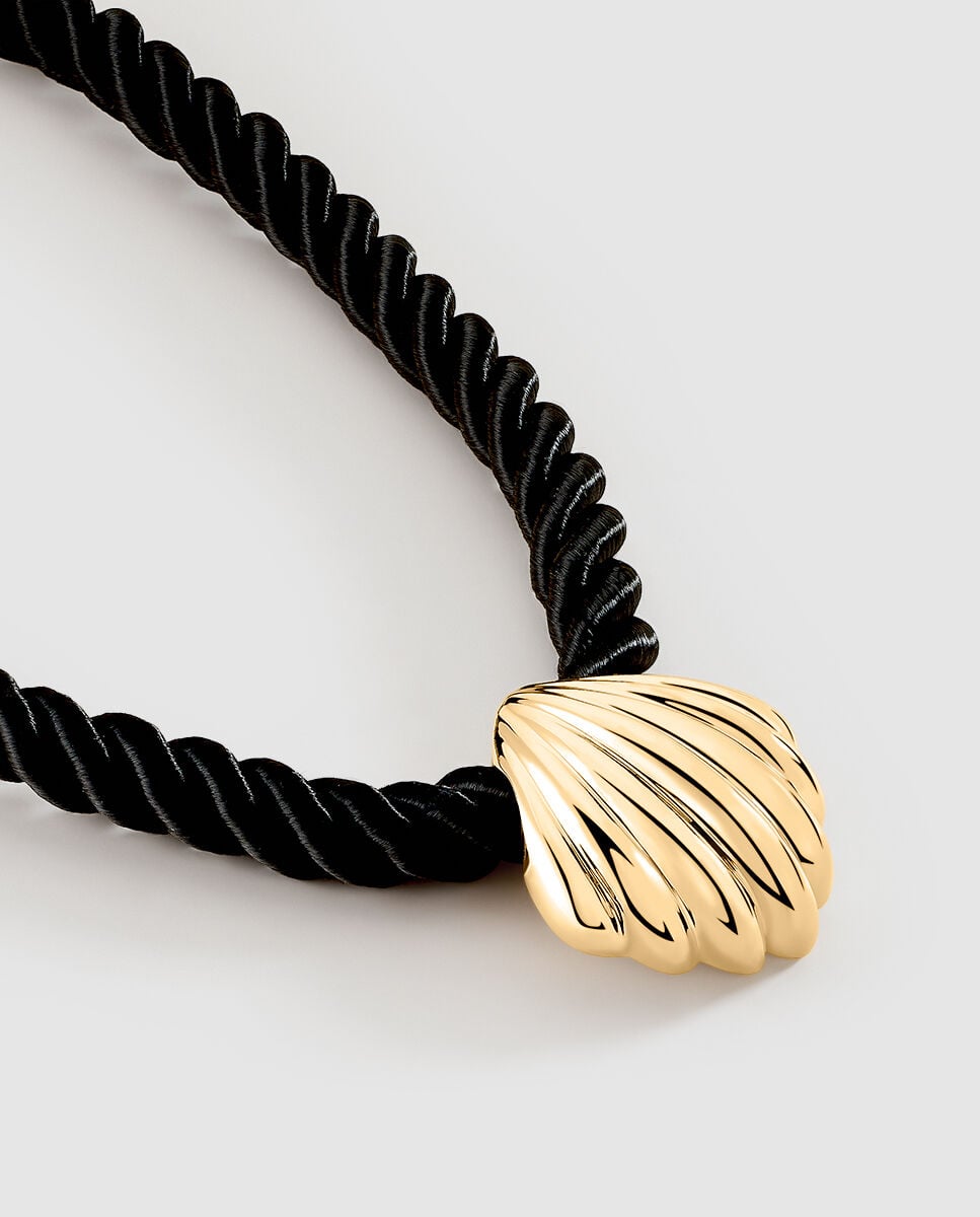 Imagen 0 de Collar corto de cordón xl de seda y colgante acabado en oro con forma de concha n-13 Negro
