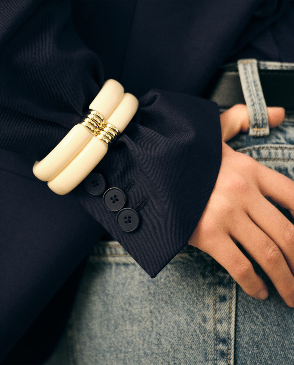 Pulsera rígida y articulada de resina blanca y acabada en oro Blanco-2