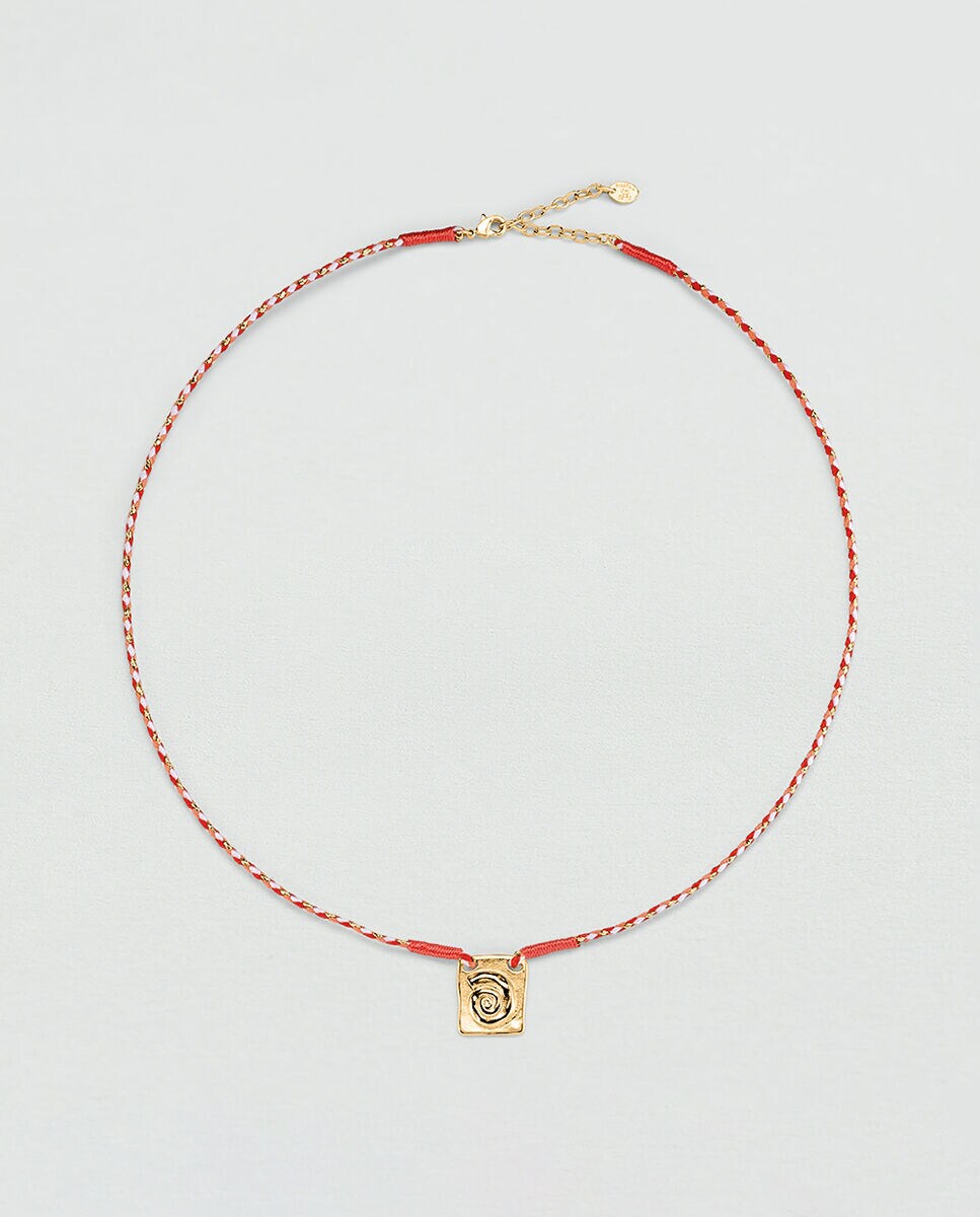 Collar corto Tiare acabado en oro con cuerda y plaquita con caracola grabada Maria Pombo. Oro-1