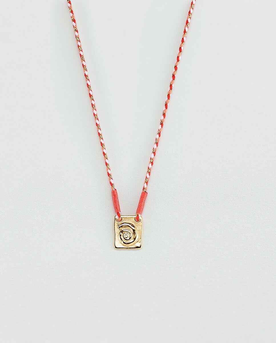 Collar corto Tiare acabado en oro con cuerda y plaquita con caracola grabada Maria Pombo. Oro-2