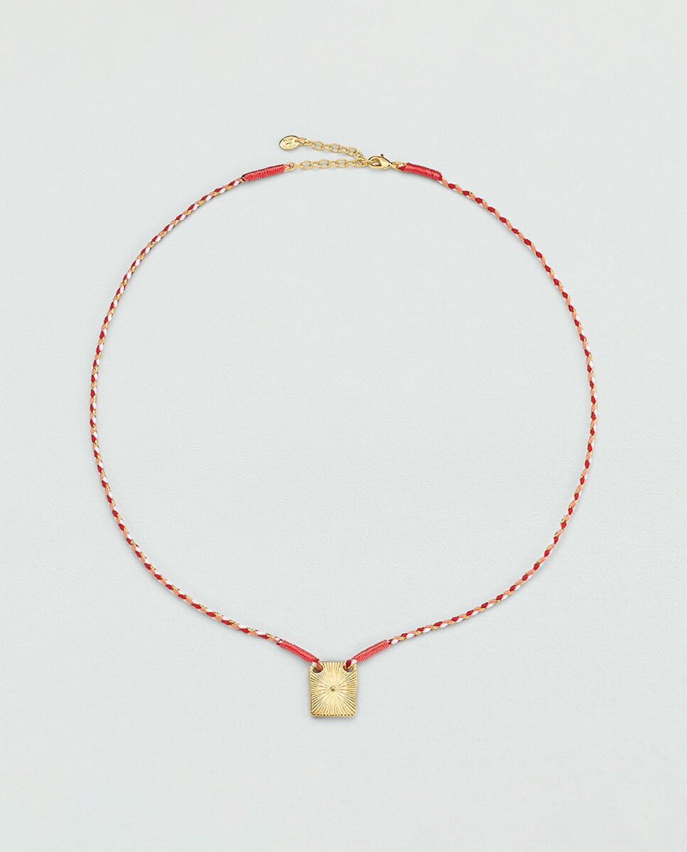 Collar corto Tiare acabado en oro con cuerda y plaquita con caracola grabada Maria Pombo. Oro-3