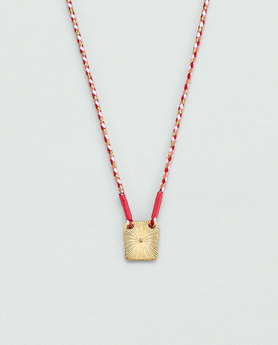 Collar corto Tiare acabado en oro con cuerda y plaquita con caracola grabada Maria Pombo. Oro-4