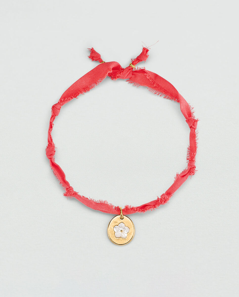 Imagen 0 de Collar tiare de  tela en color coral con medalla acabada en oro y flor de nácar en el centro Rojo