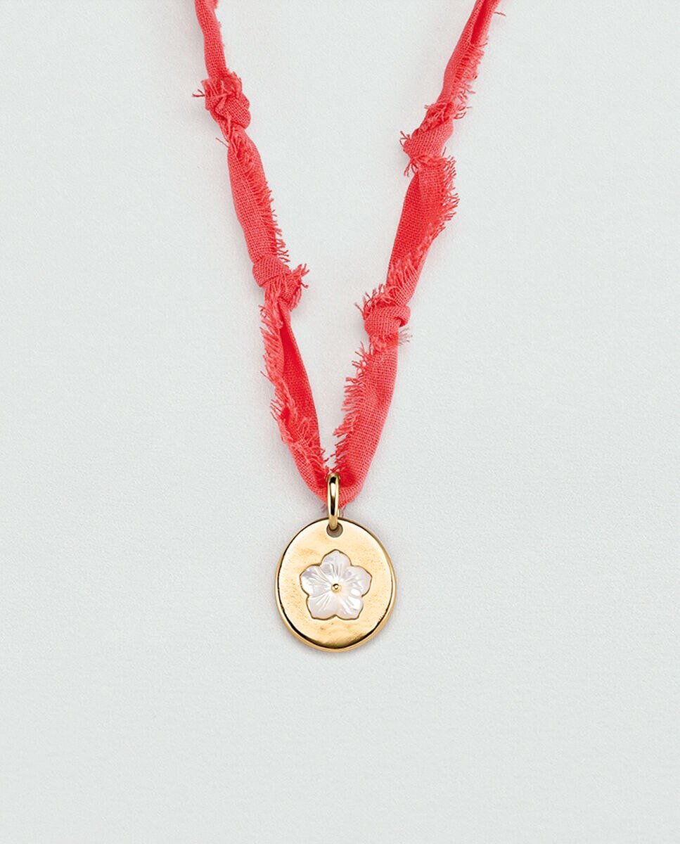 Collar tiare de tela en color coral con medalla acabada en oro y flor de nácar en el centro - Agatha Paris - Rojo Rojo-2