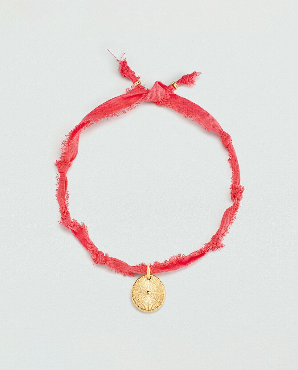 Collar tiare de tela en color coral con medalla acabada en oro y flor de nácar en el centro - Agatha Paris - Rojo Rojo-3