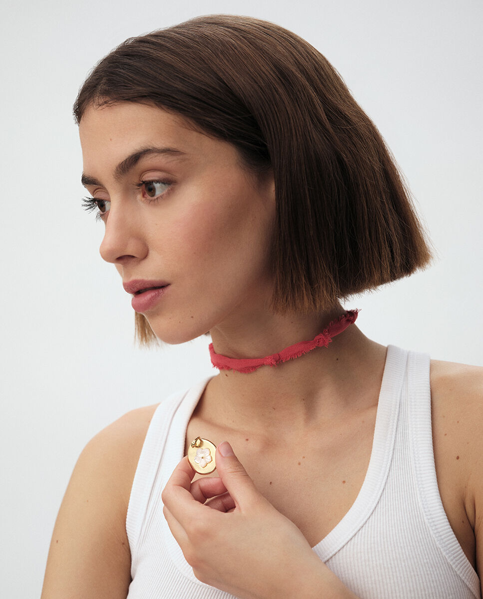 Collar tiare de tela en color coral con medalla acabada en oro y flor de nácar en el centro - Agatha Paris - Rojo Rojo-4
