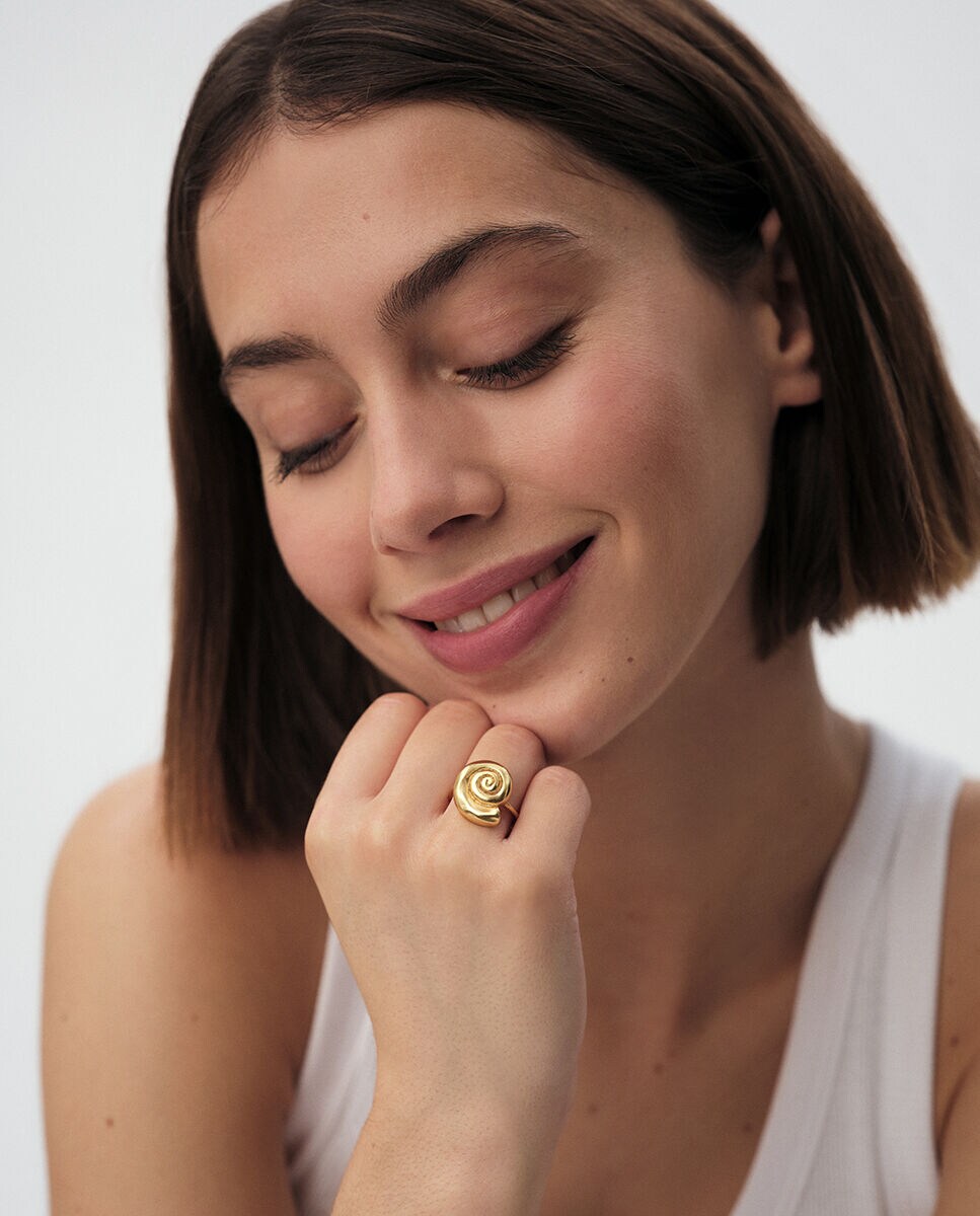 Anillo Tiare acabado en oro con caracola XL Maria · Agatha