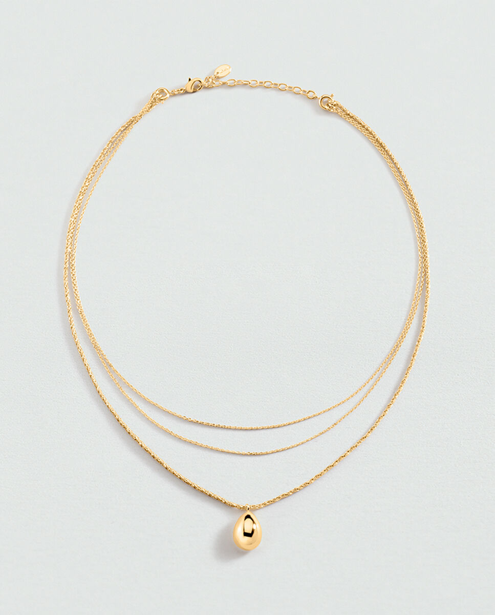 Imagen 0 de Collar corto madeleine acabado en oro, con tres cadenas y un colgante central de resina en forma de gota