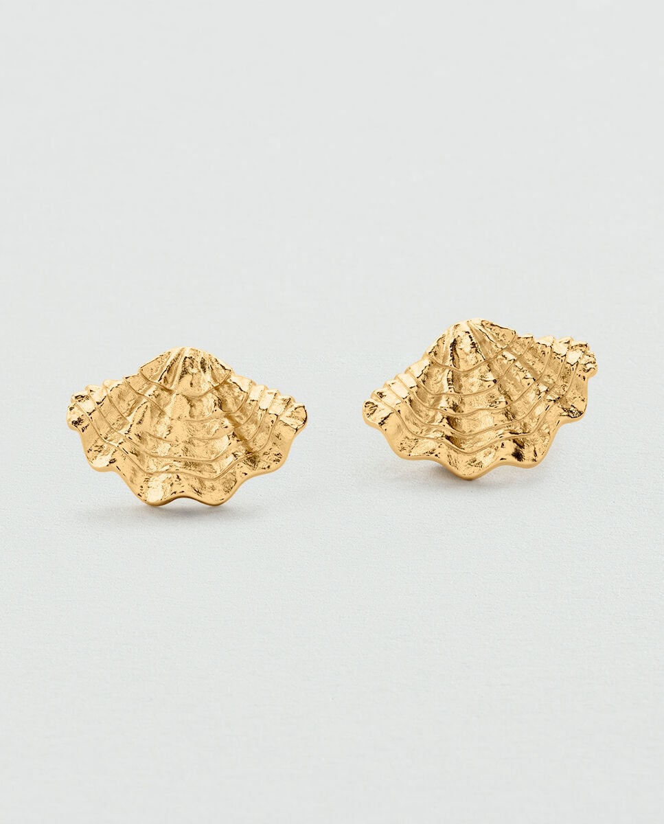 Pendientes cortos calypso bañados en oro con forma de concha