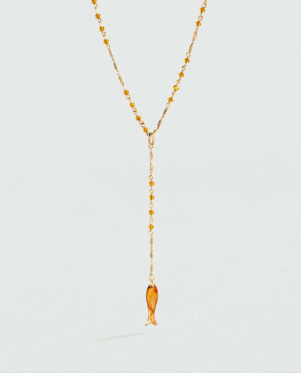 Imagen 1 de Collar en forma de y Calma x María Pombo acabado en oro con un colgante en forma de pez  de acetato en color nácar o ámbar Marrón