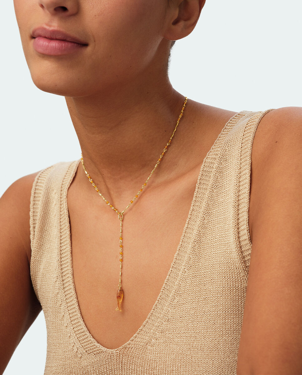 Imagen 3 de Collar en forma de y Calma x María Pombo acabado en oro con un colgante en forma de pez de acetato en color nácar o ámbar - Agatha Paris - Marrón Marrón