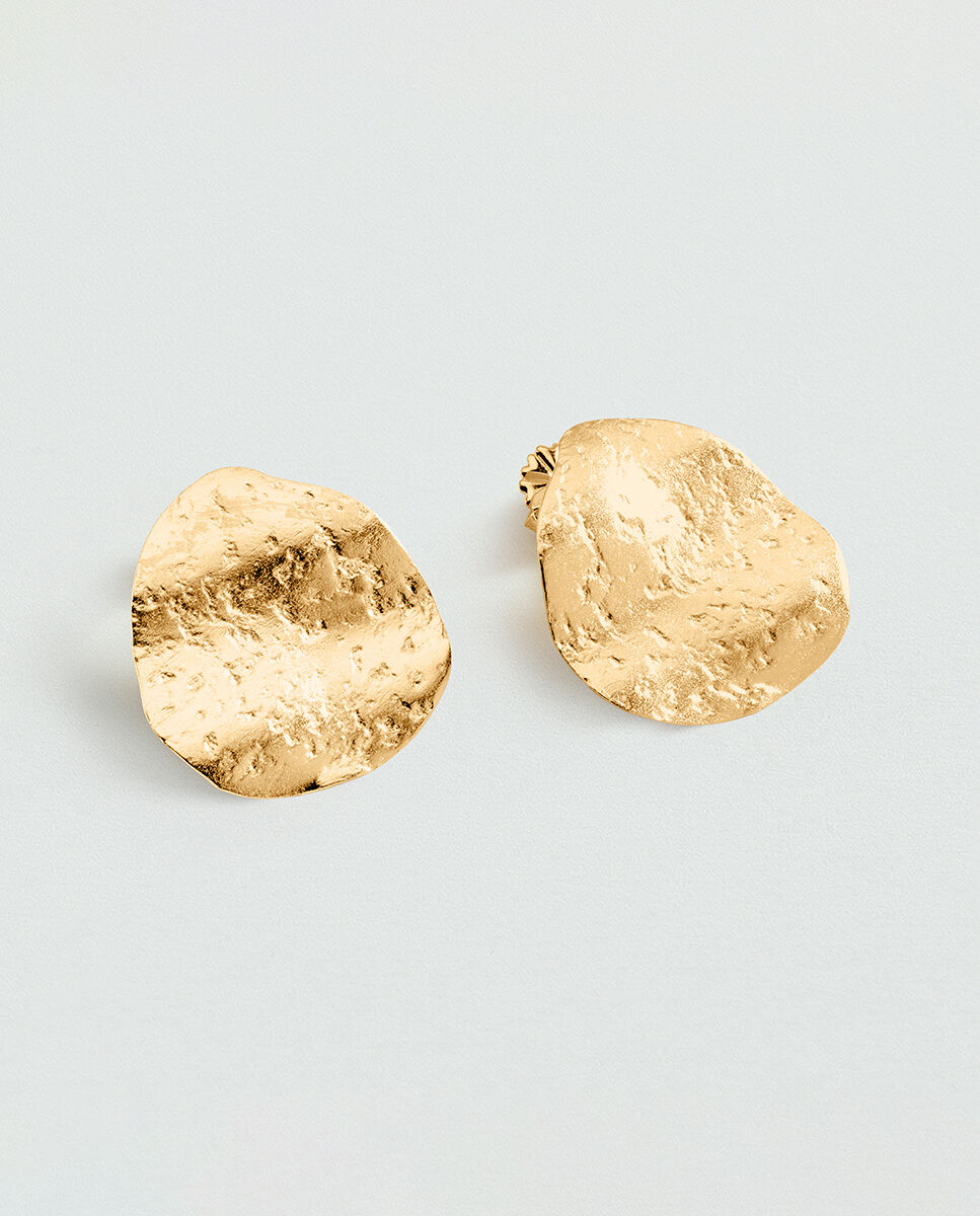 Imagen 1 de Pendientes cortos Calma x María Pombo acabados en oro con forma de pétalo Dorado