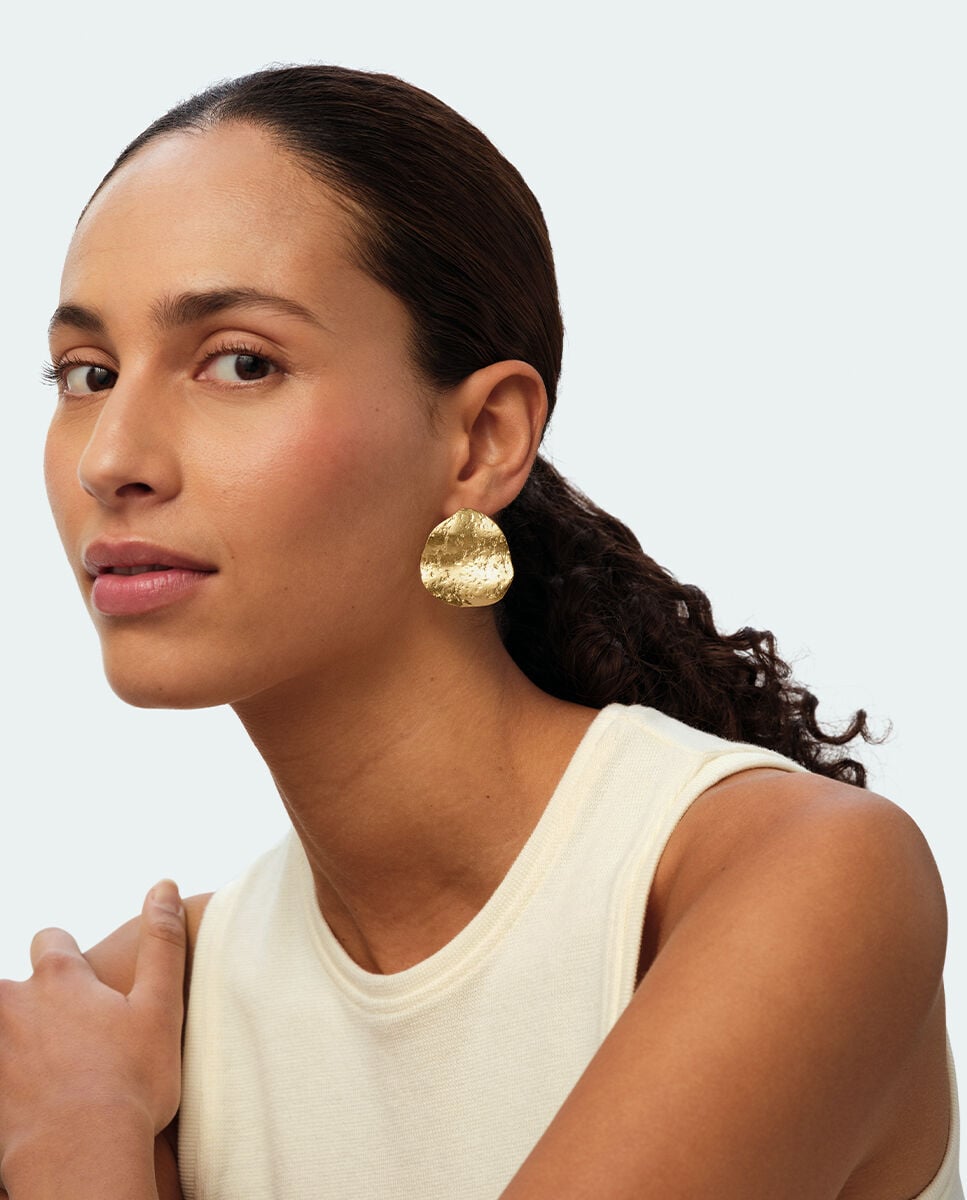 Imagen 2 de Pendientes cortos Calma x María Pombo acabados en oro con forma de pétalo - Agatha Paris - Dorado Dorado