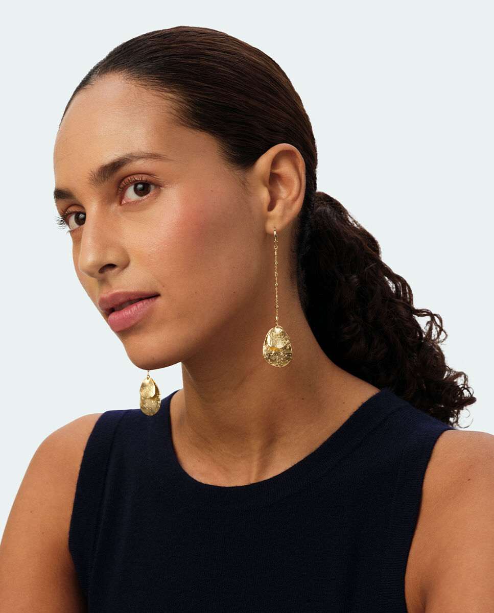 Pendientes largos Calma x María Pombo acabados en oro con cadena y detalles en forma de pétalo - Agatha Paris - Dorado Dorado-3