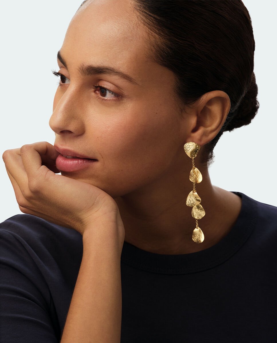 Pendientes largos Calma x María Pombo acabados en oro con colgantes en forma de pétalos - Agatha Paris - Dorado Dorado-3