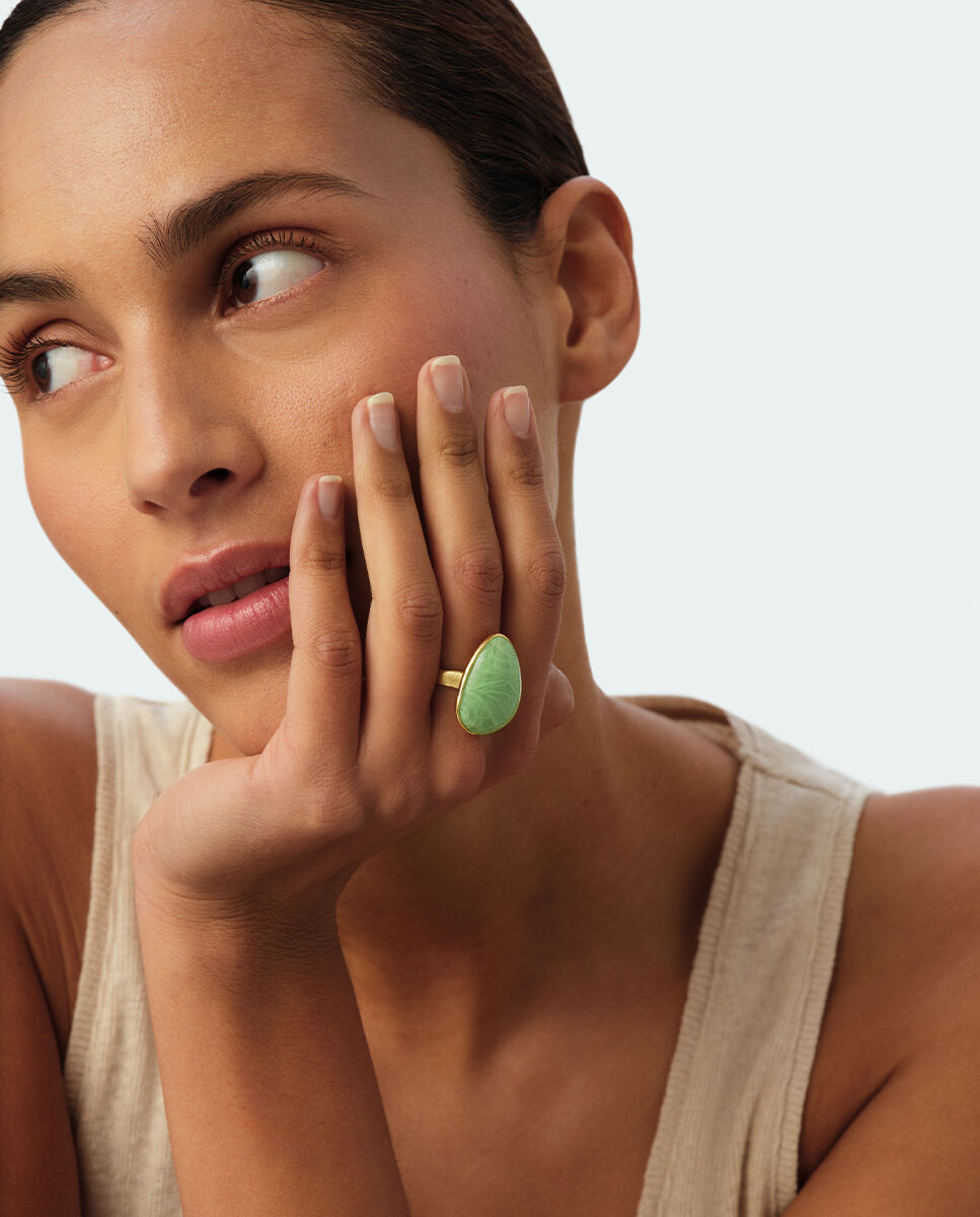 Imagen 2 de Anillo con piedra Calma x María Pombo de forma orgánica en color marrón o - Agatha Paris - Verde Verde