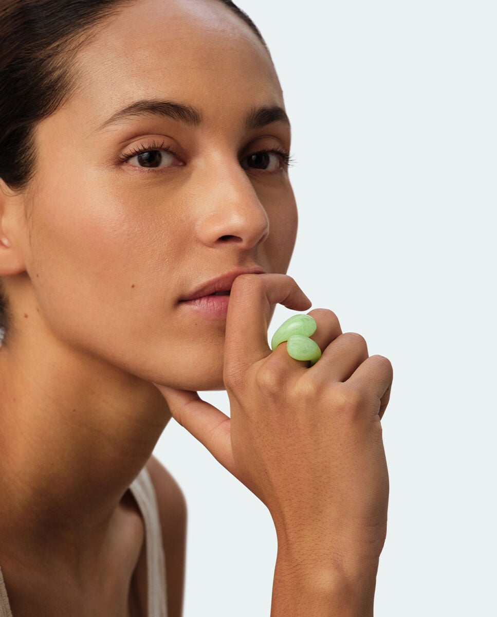 Anillo Calma x María Pombo de doble gota de resina en color marrón o - Agatha Paris - Verde Verde-2
