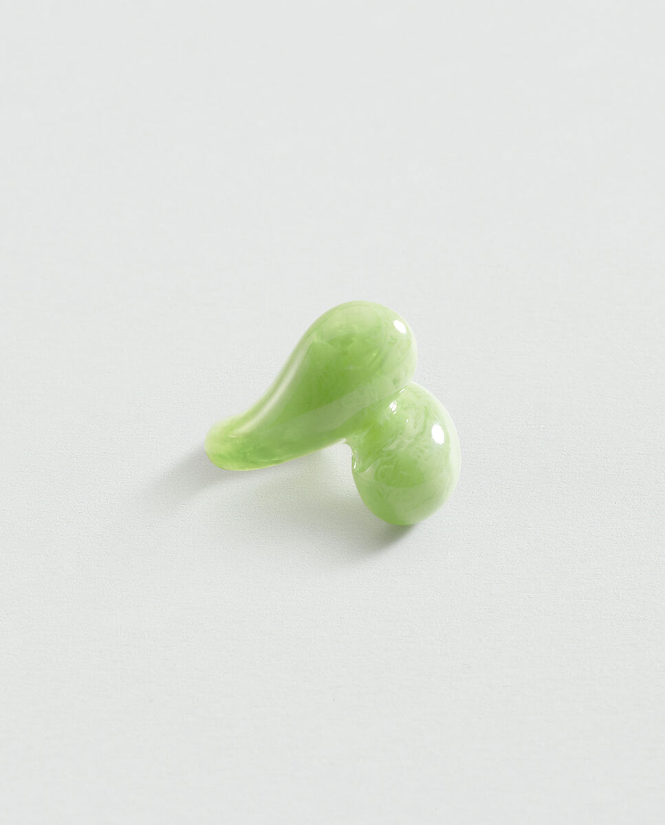Anillo Calma x María Pombo de doble gota de resina en color marrón o verde